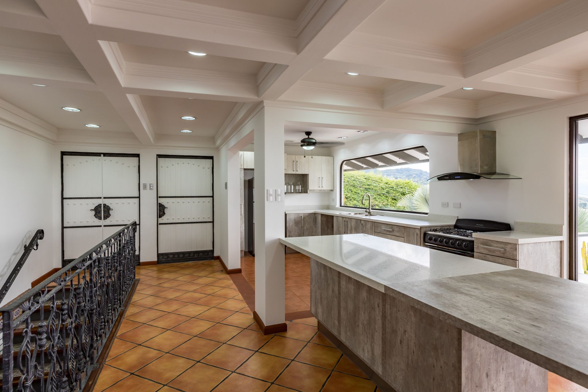 San Antonio, Escazú, Costa Rica: Mansion with tennis court, pool, and jacuzzi – prime investment opportunity.