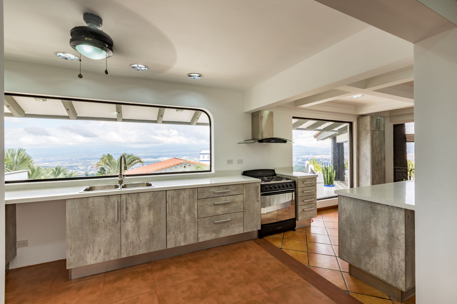 San Antonio, Escazú, Costa Rica: Mansion with tennis court, pool, and jacuzzi – prime investment opportunity.