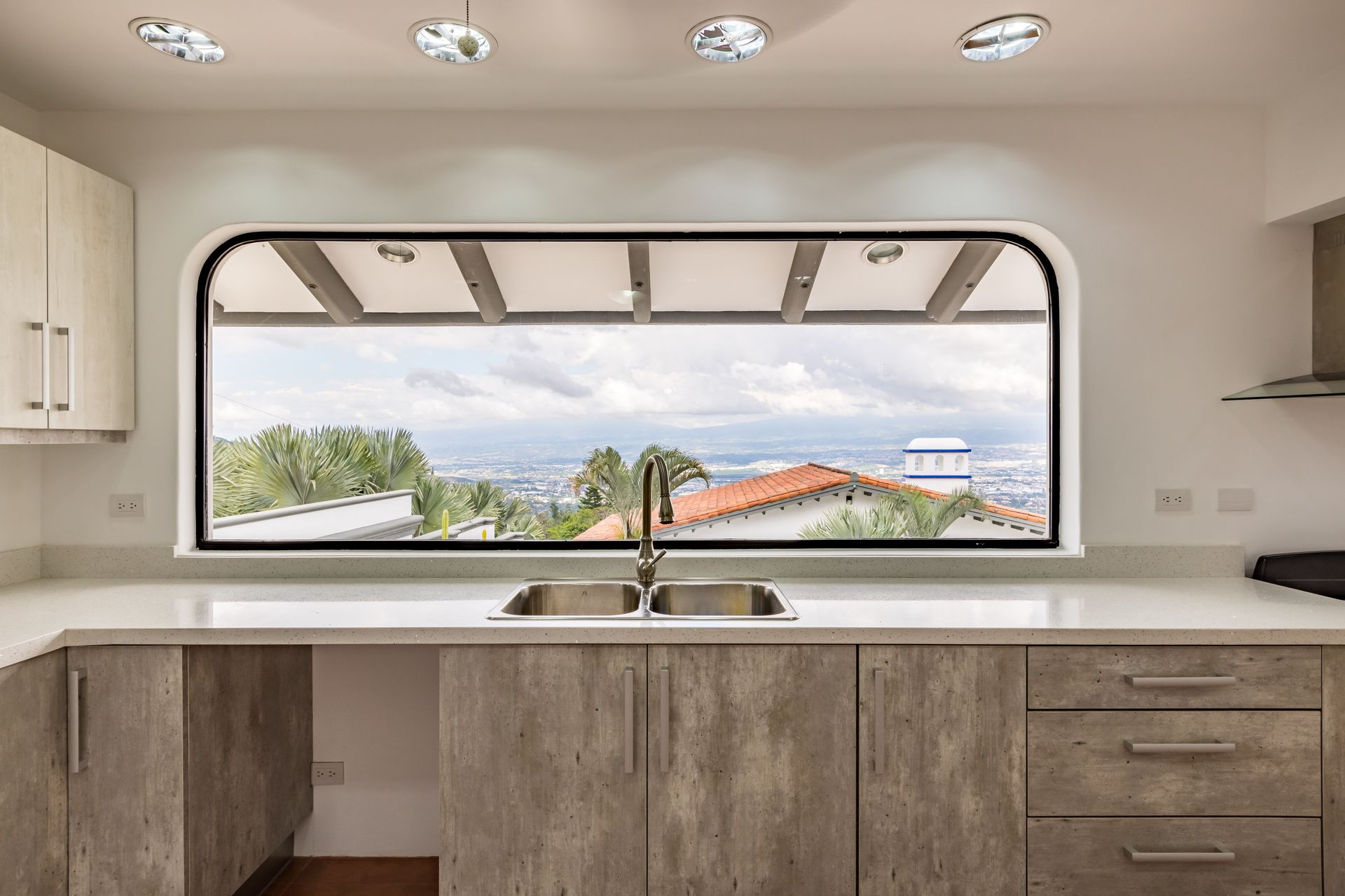 San Antonio, Escazú, Costa Rica: Mansion with tennis court, pool, and jacuzzi – prime investment opportunity.