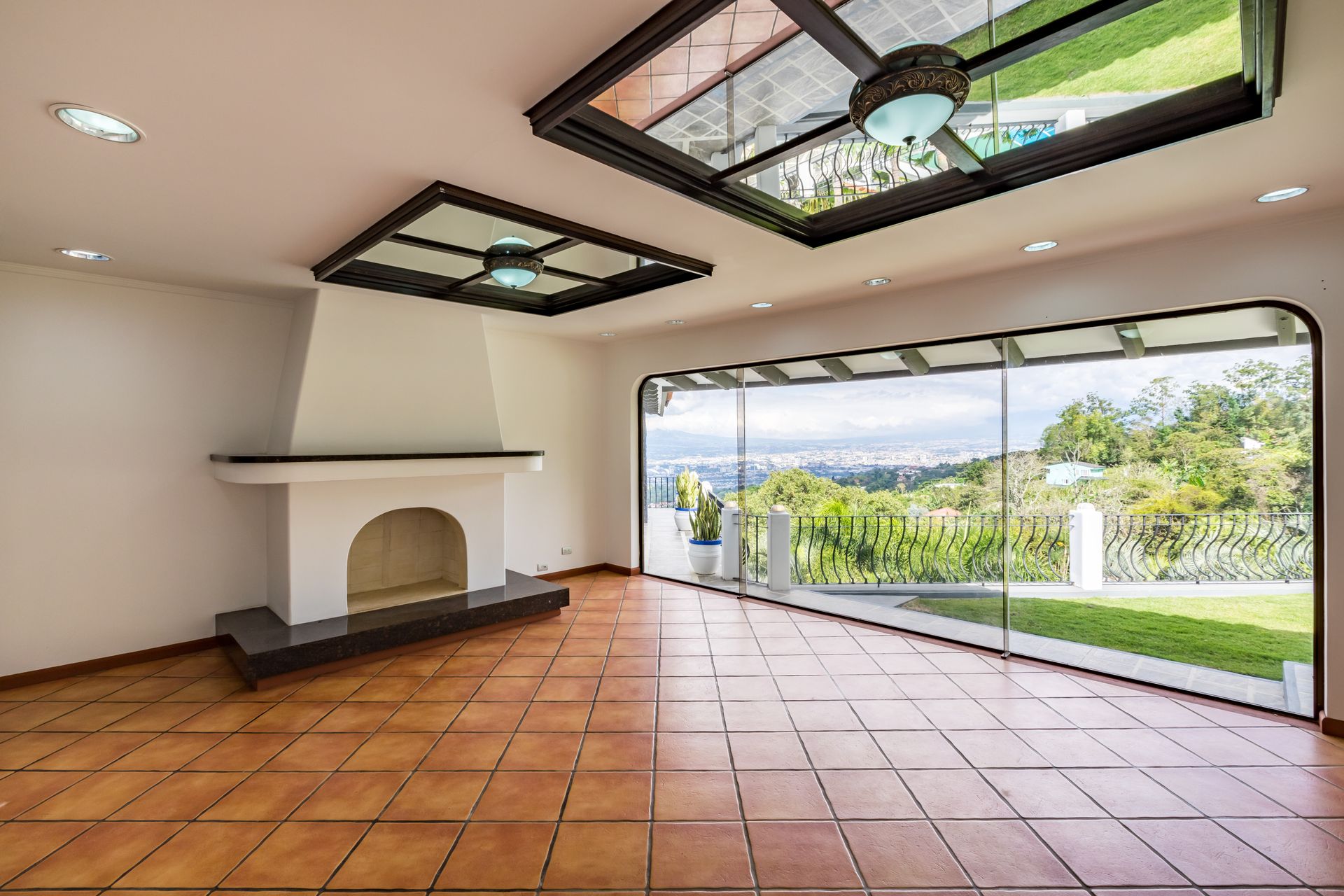 San Antonio, Escazú, Costa Rica: Mansion with tennis court, pool, and jacuzzi – prime investment opportunity.