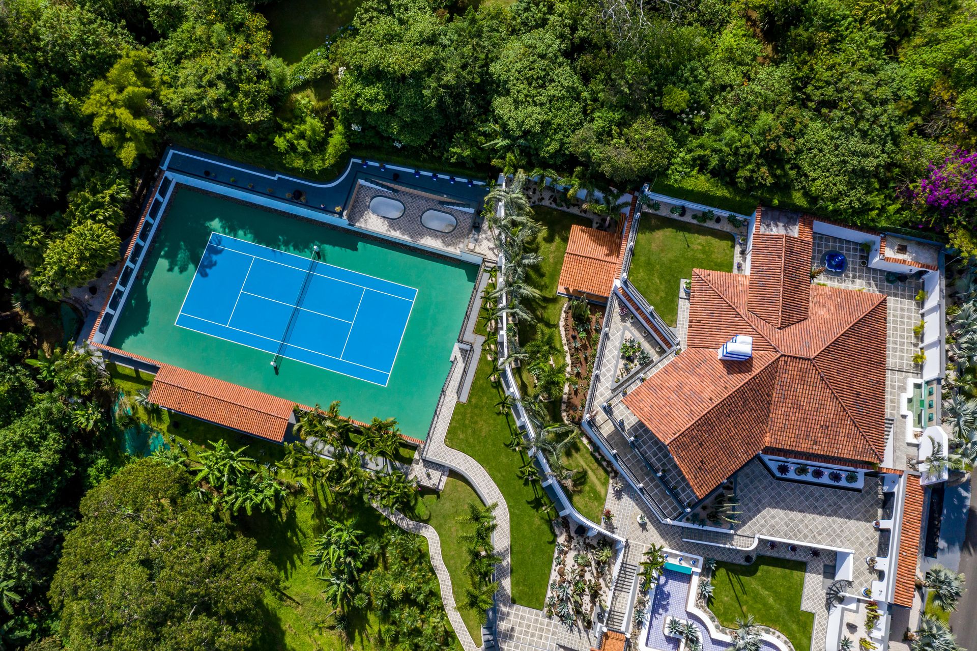 San Antonio, Escazú, Costa Rica: Mansion with tennis court, pool, and jacuzzi – prime investment opportunity.