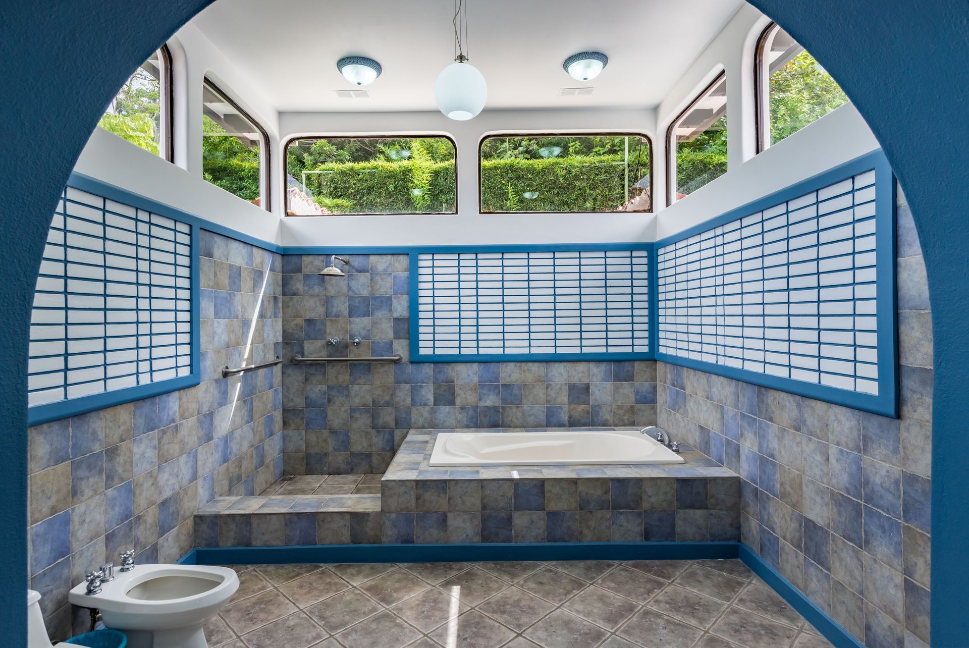 San Antonio, Escazú, Costa Rica: Mansion with tennis court, pool, and jacuzzi – prime investment opportunity.