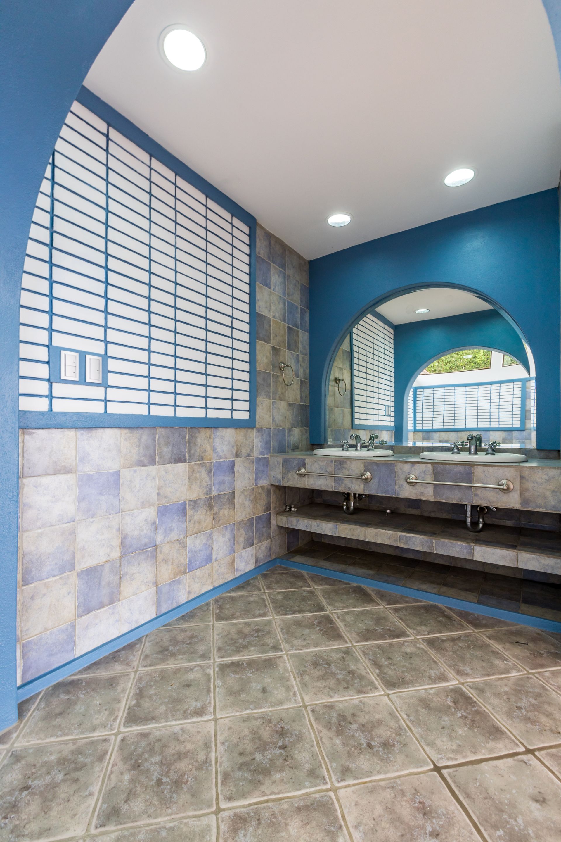 San Antonio, Escazú, Costa Rica: Mansion with tennis court, pool, and jacuzzi – prime investment opportunity.