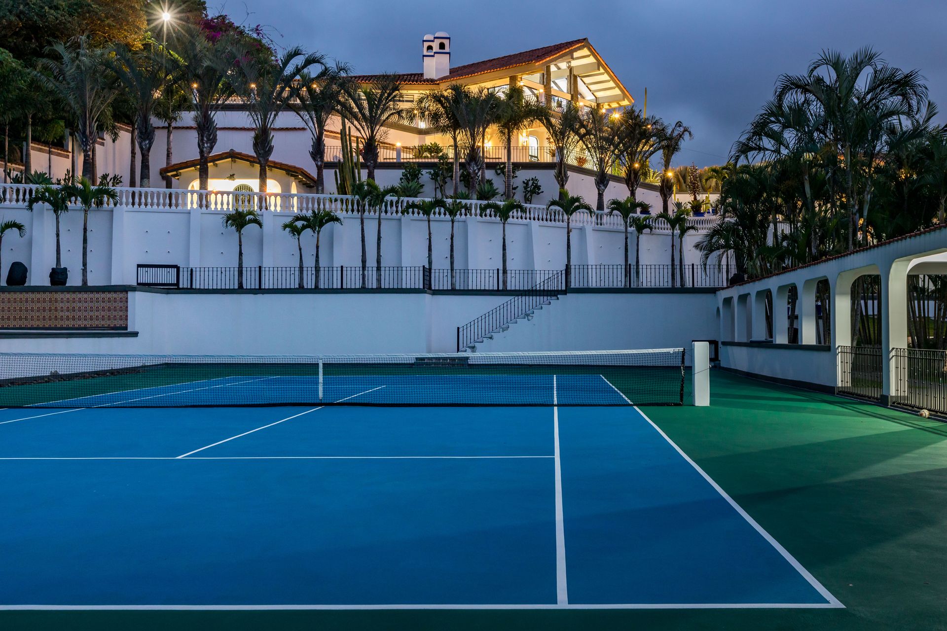 San Antonio, Escazú, Costa Rica: Mansion with tennis court, pool, and jacuzzi – prime investment opportunity.
