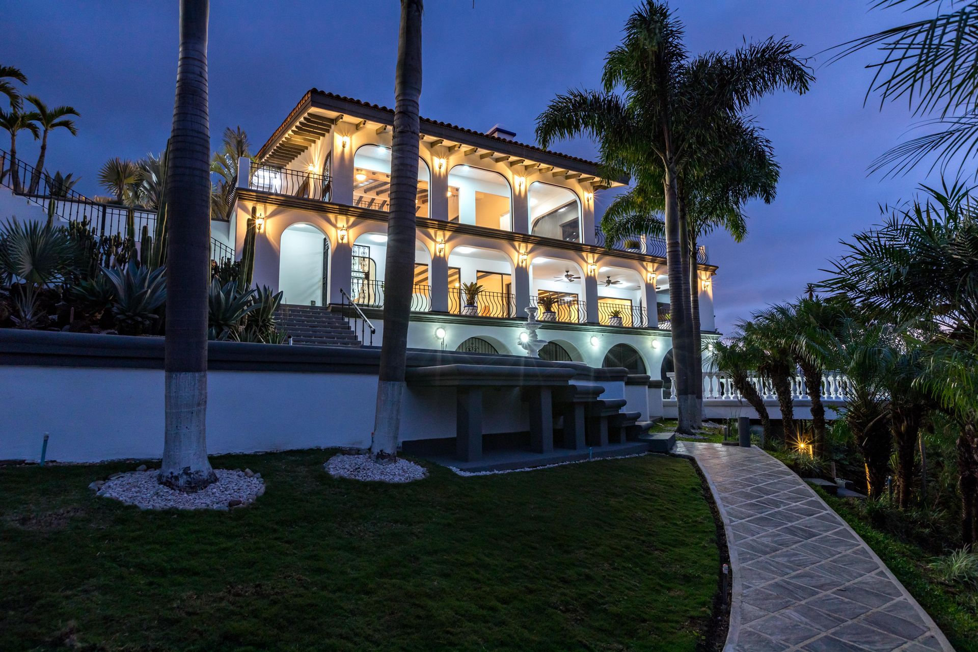 San Antonio, Escazú, Costa Rica: Mansion with tennis court, pool, and jacuzzi – prime investment opportunity.