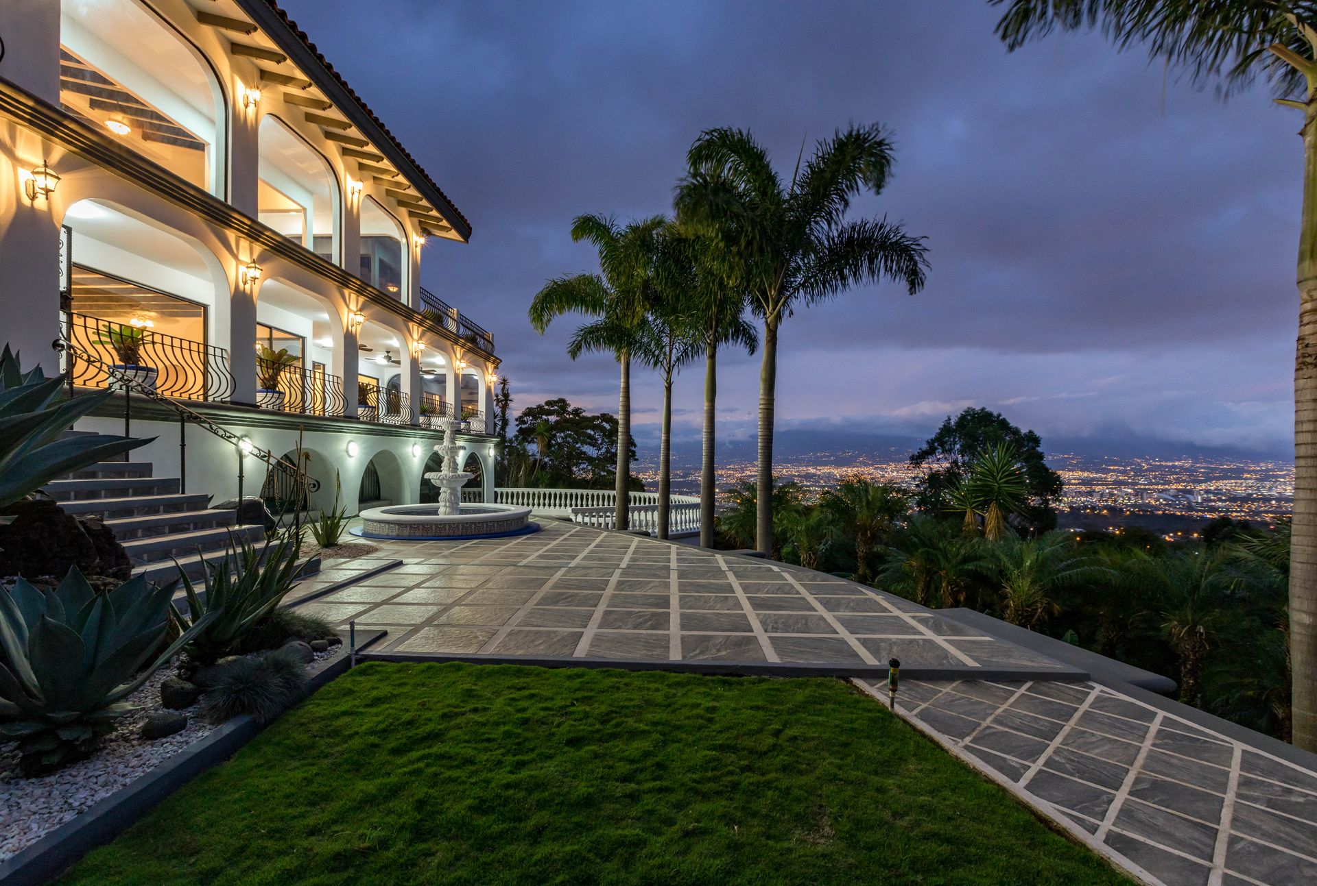 San Antonio, Escazú, Costa Rica: Mansion with tennis court, pool, and jacuzzi – prime investment opportunity.