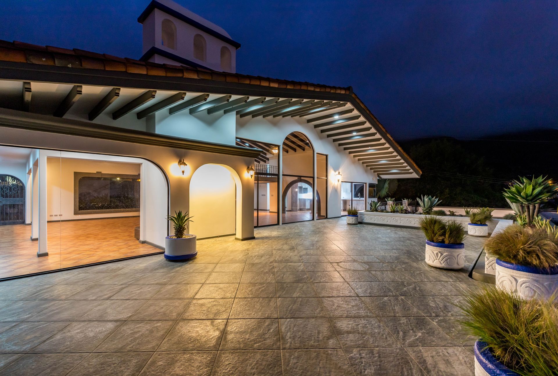 San Antonio, Escazú, Costa Rica: Mansion with tennis court, pool, and jacuzzi – prime investment opportunity.