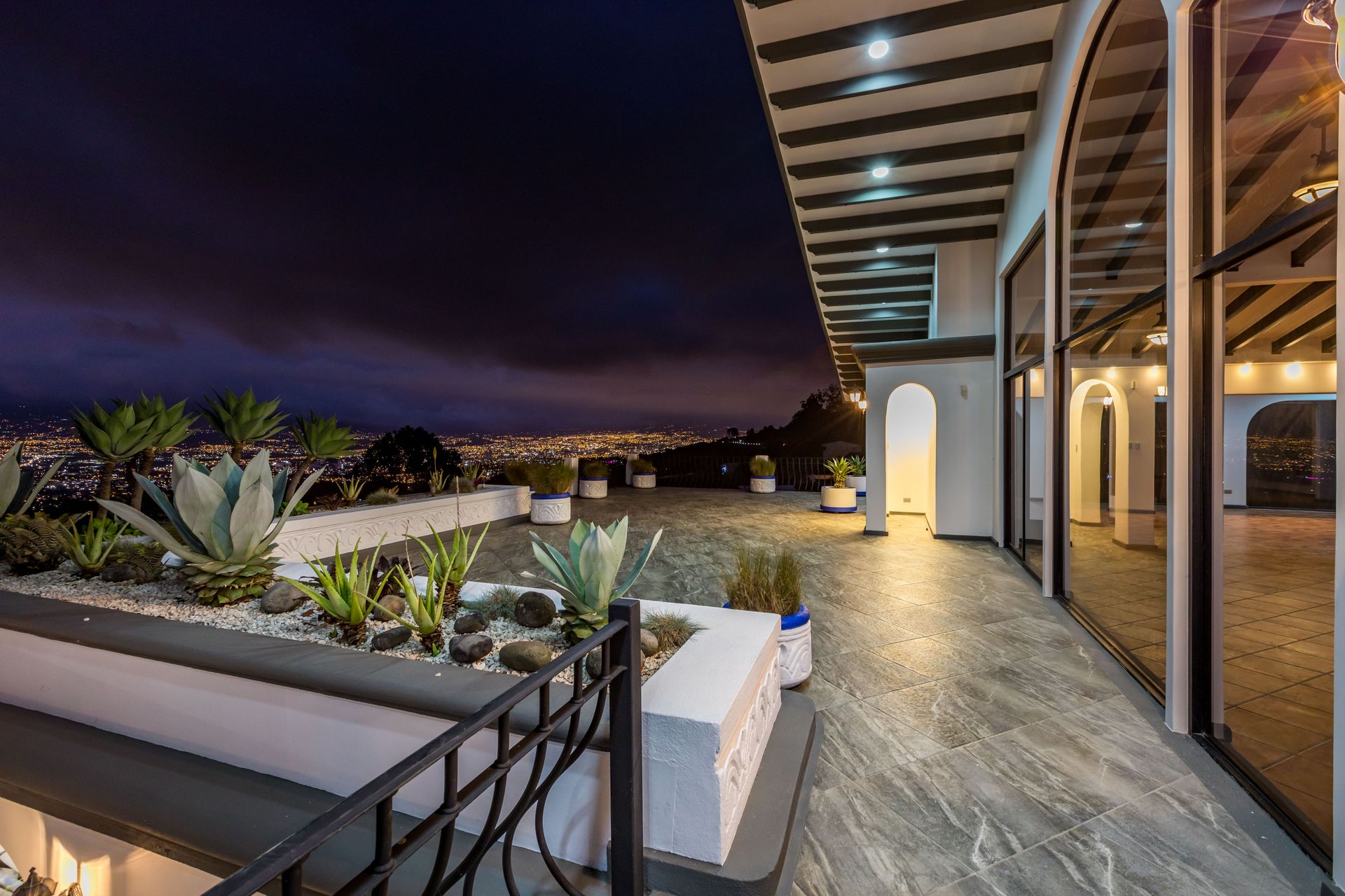 San Antonio, Escazú, Costa Rica: Mansion with tennis court, pool, and jacuzzi – prime investment opportunity.