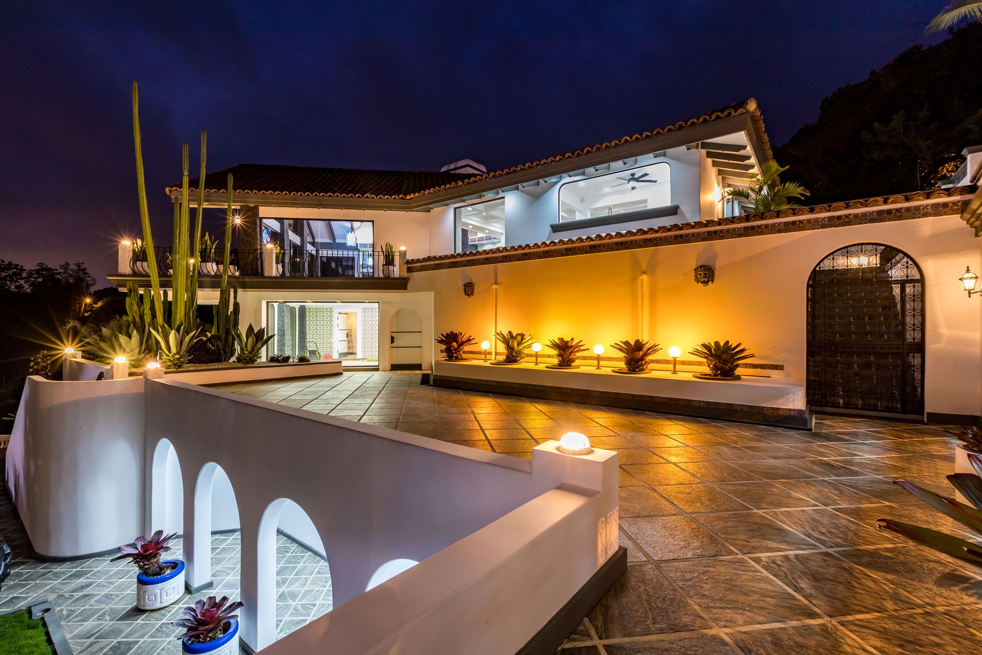 San Antonio, Escazú, Costa Rica: Mansion with tennis court, pool, and jacuzzi – prime investment opportunity.