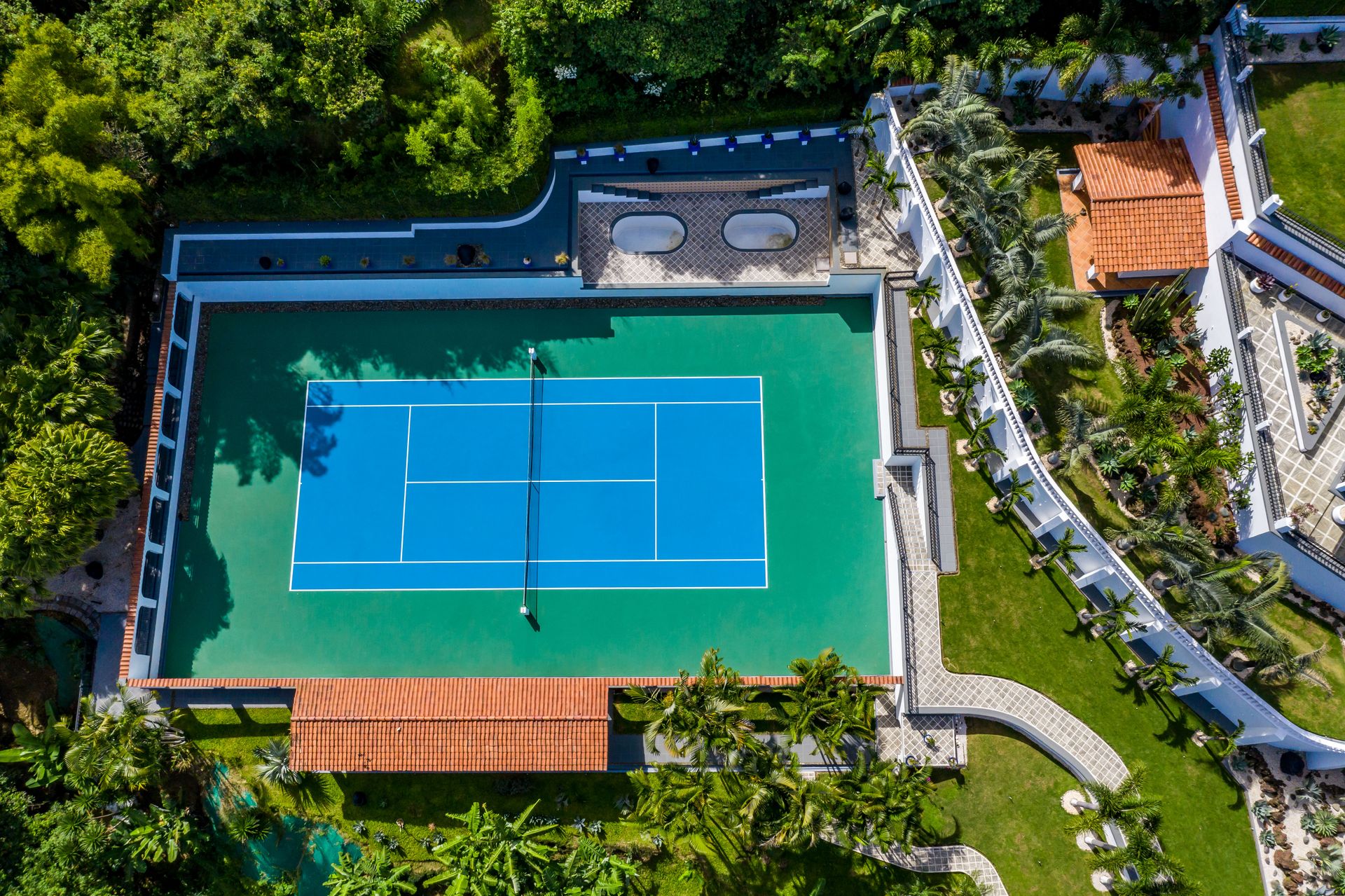 San Antonio, Escazú, Costa Rica: Mansion with tennis court, pool, and jacuzzi – prime investment opportunity.