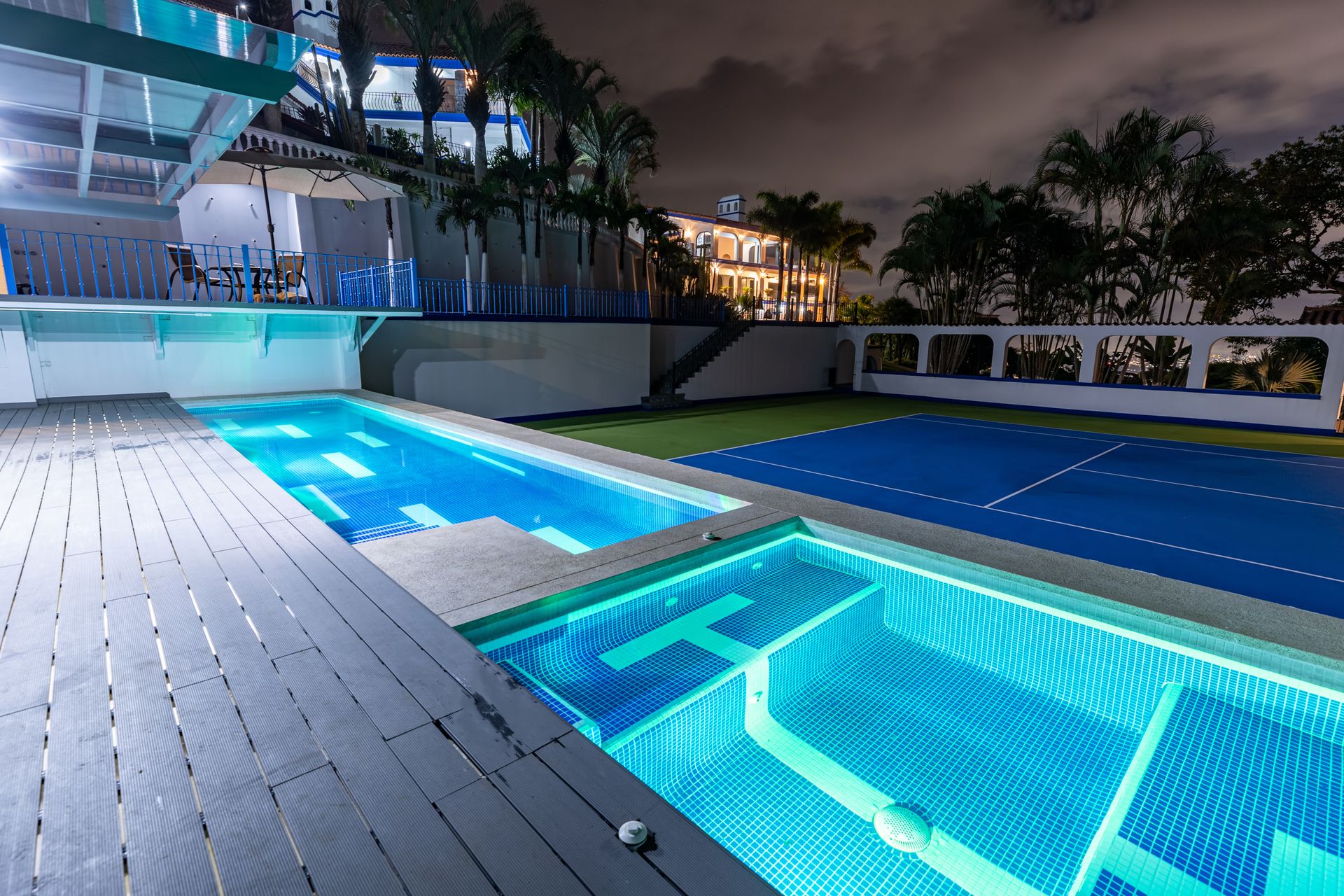 San Antonio, Escazú, Costa Rica: Mansion with tennis court, pool, and jacuzzi – prime investment opportunity.