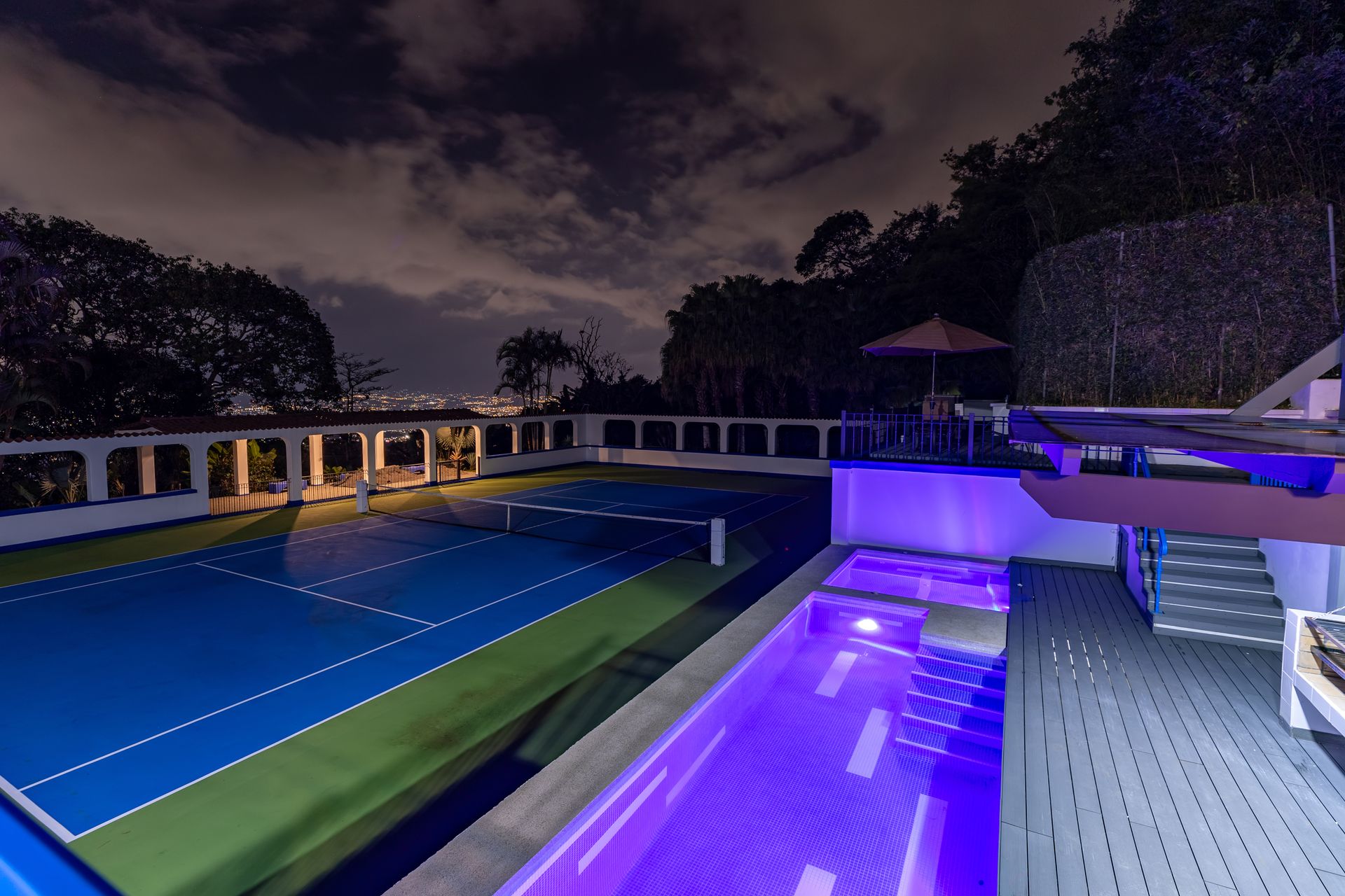 San Antonio, Escazú, Costa Rica: Mansion with tennis court, pool, and jacuzzi – prime investment opportunity.