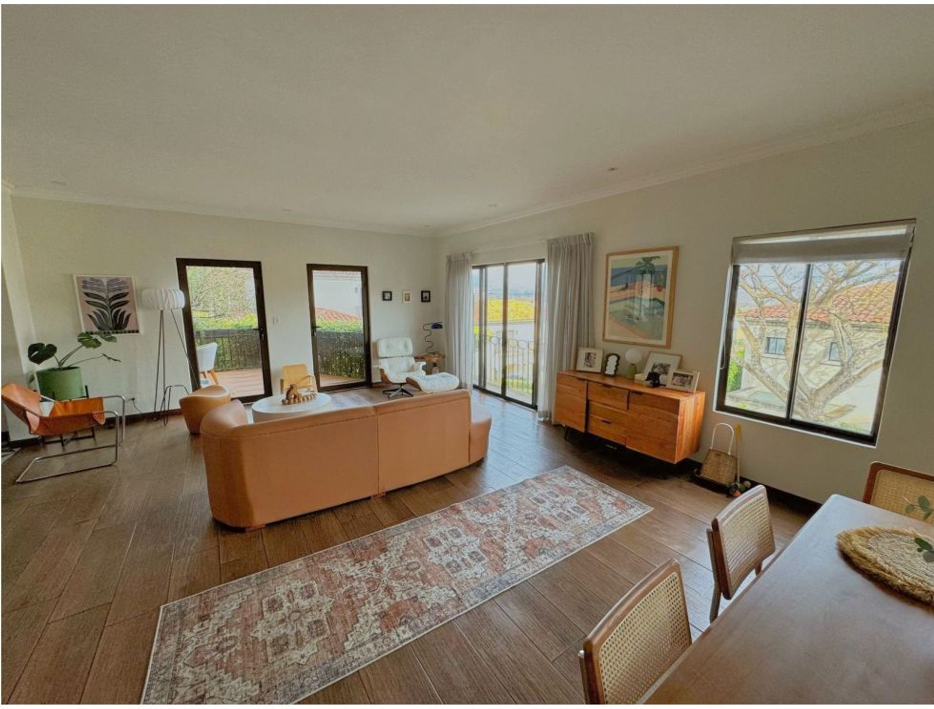 Welcome to this three-level residence in Cerro Alto, San Rafael de Escazú — a home where elegance, functionality, and exclusivit