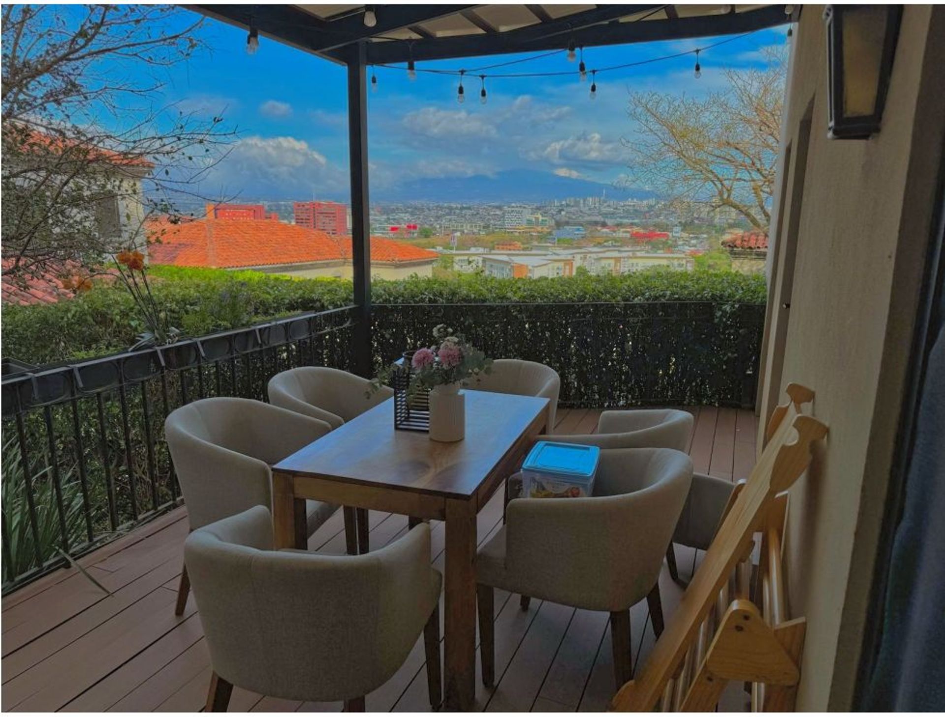 Welcome to this three-level residence in Cerro Alto, San Rafael de Escazú — a home where elegance, functionality, and exclusivit