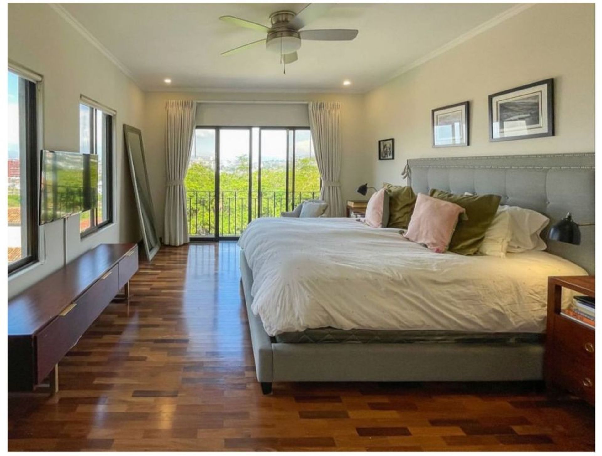 Welcome to this three-level residence in Cerro Alto, San Rafael de Escazú — a home where elegance, functionality, and exclusivit