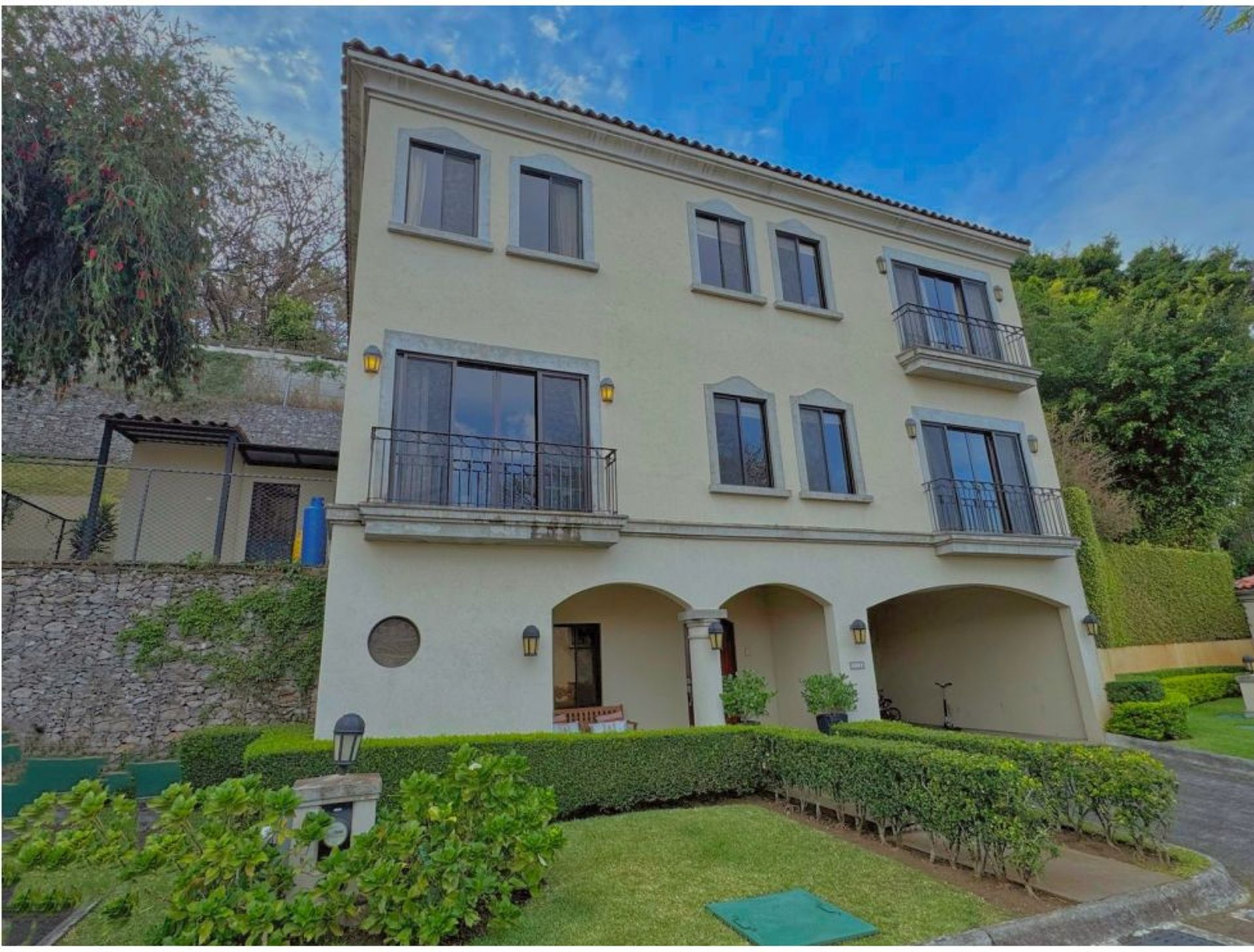 Welcome to this three-level residence in Cerro Alto, San Rafael de Escazú — a home where elegance, functionality, and exclusivit