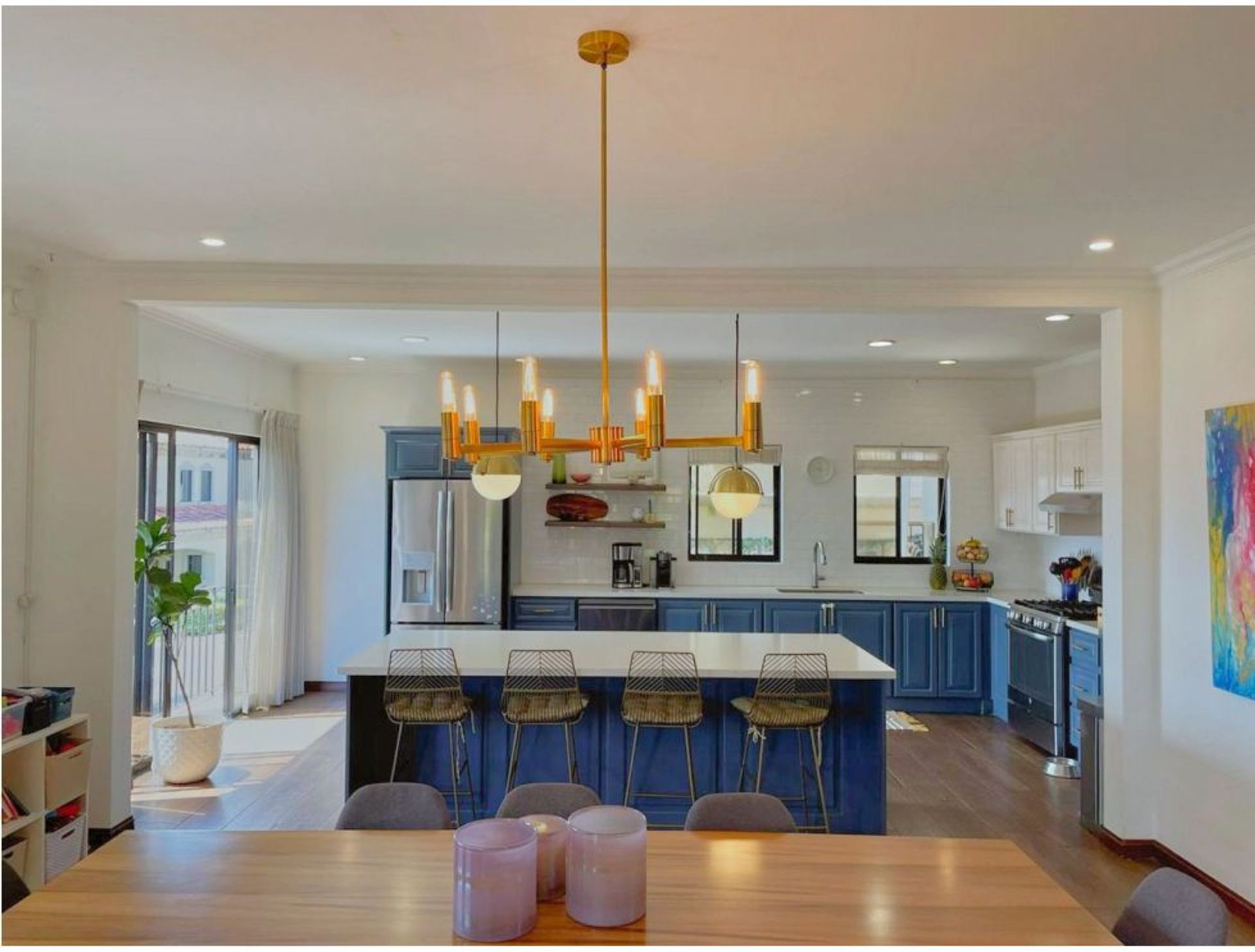 Welcome to this three-level residence in Cerro Alto, San Rafael de Escazú — a home where elegance, functionality, and exclusivit