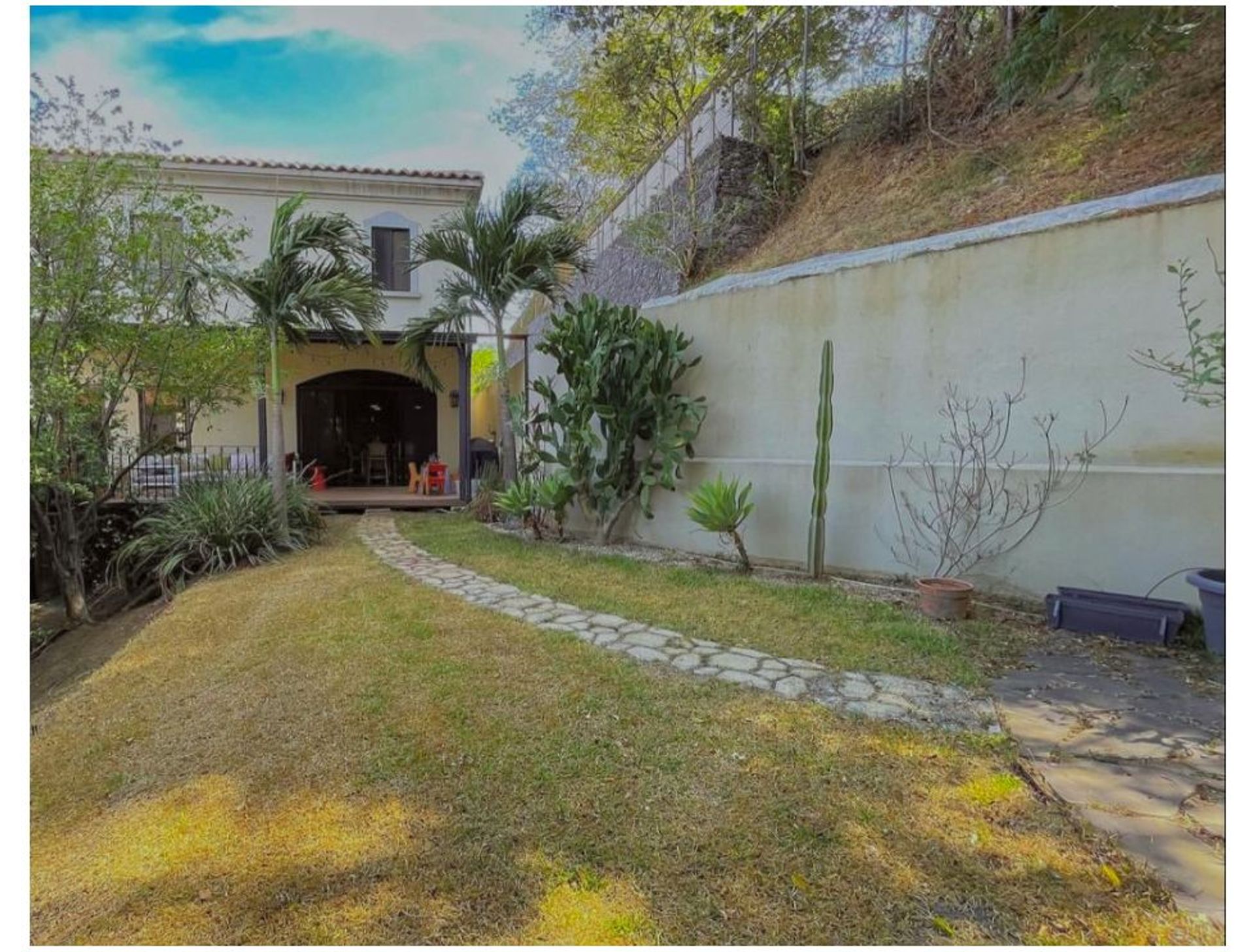 Welcome to this three-level residence in Cerro Alto, San Rafael de Escazú — a home where elegance, functionality, and exclusivit