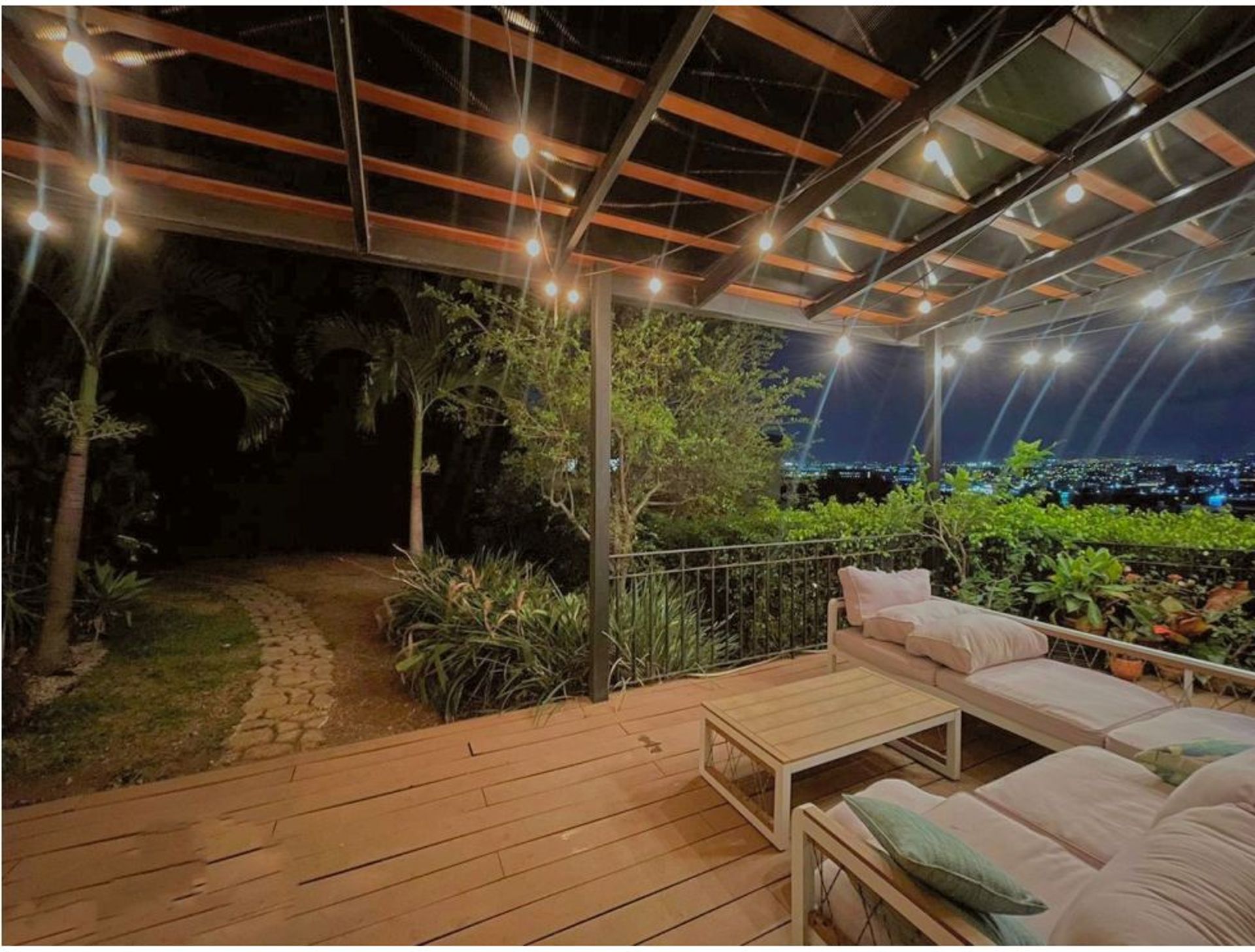 Welcome to this three-level residence in Cerro Alto, San Rafael de Escazú — a home where elegance, functionality, and exclusivit