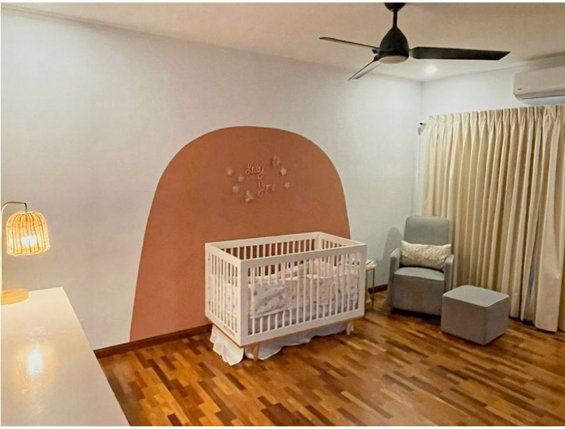 Welcome to this three-level residence in Cerro Alto, San Rafael de Escazú — a home where elegance, functionality, and exclusivit