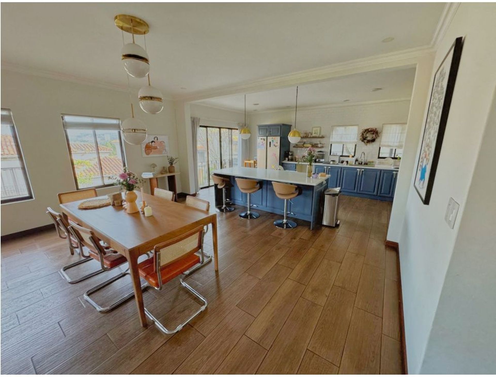 Welcome to this three-level residence in Cerro Alto, San Rafael de Escazú — a home where elegance, functionality, and exclusivit