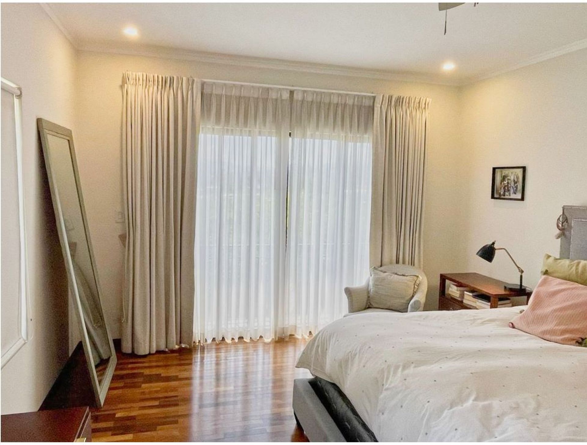 Welcome to this three-level residence in Cerro Alto, San Rafael de Escazú — a home where elegance, functionality, and exclusivit