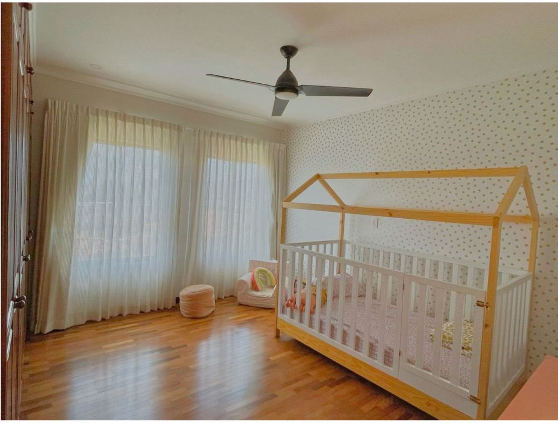 Welcome to this three-level residence in Cerro Alto, San Rafael de Escazú — a home where elegance, functionality, and exclusivit