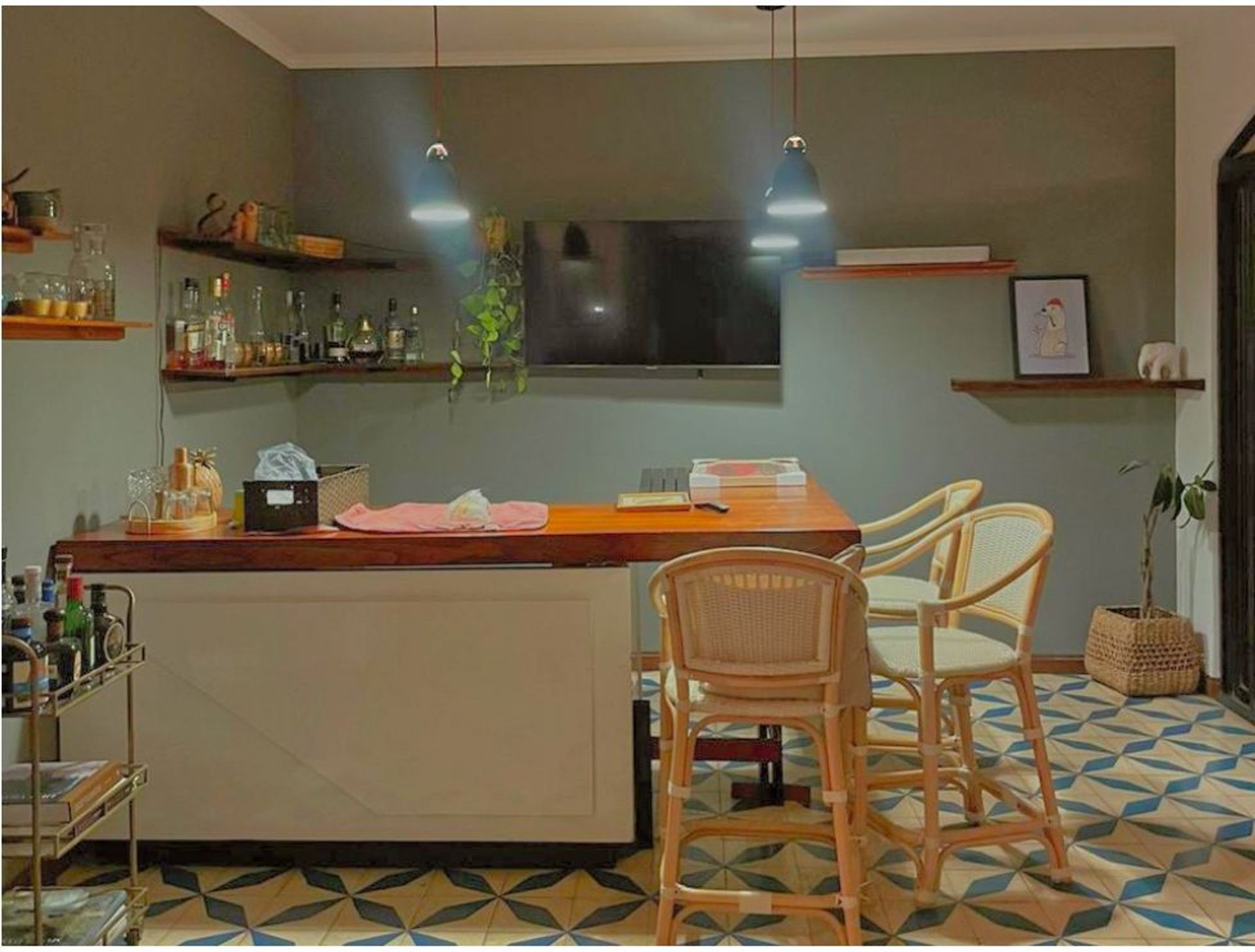 Welcome to this three-level residence in Cerro Alto, San Rafael de Escazú — a home where elegance, functionality, and exclusivit