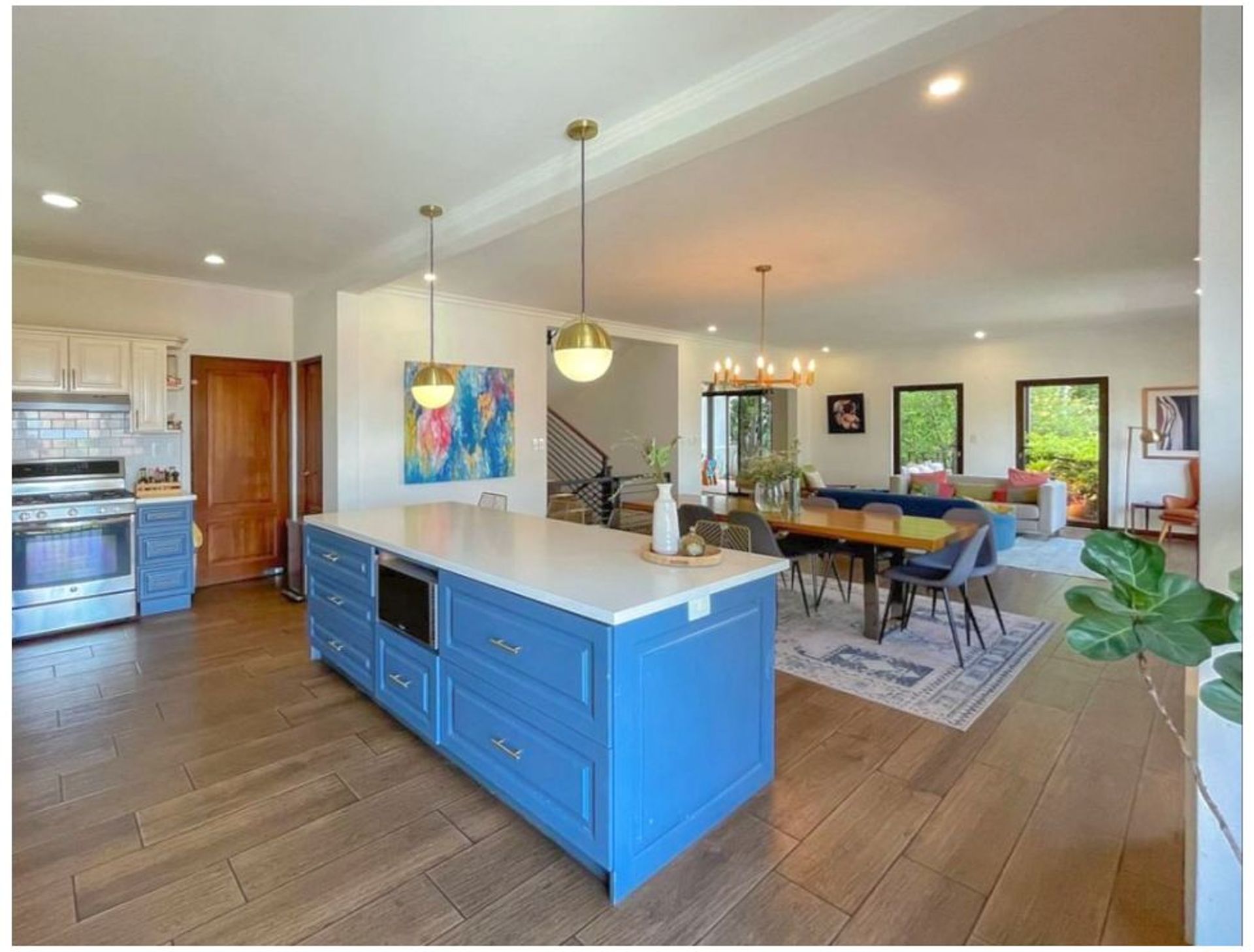 Welcome to this three-level residence in Cerro Alto, San Rafael de Escazú — a home where elegance, functionality, and exclusivit