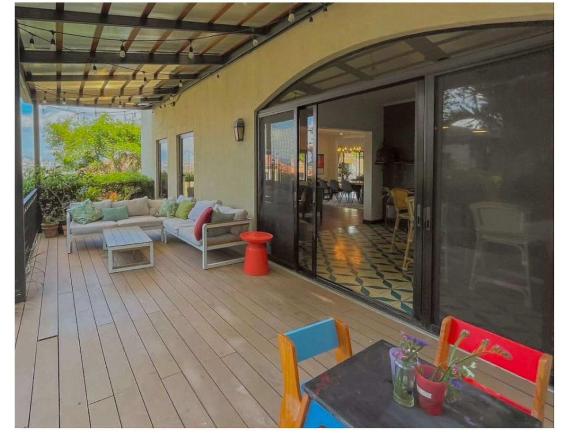 Welcome to this three-level residence in Cerro Alto, San Rafael de Escazú — a home where elegance, functionality, and exclusivit