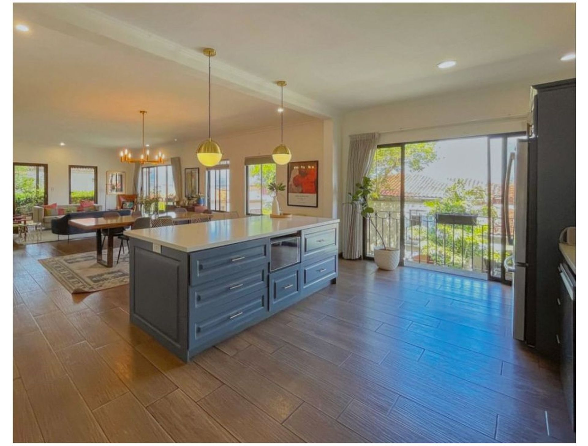 Welcome to this three-level residence in Cerro Alto, San Rafael de Escazú — a home where elegance, functionality, and exclusivit