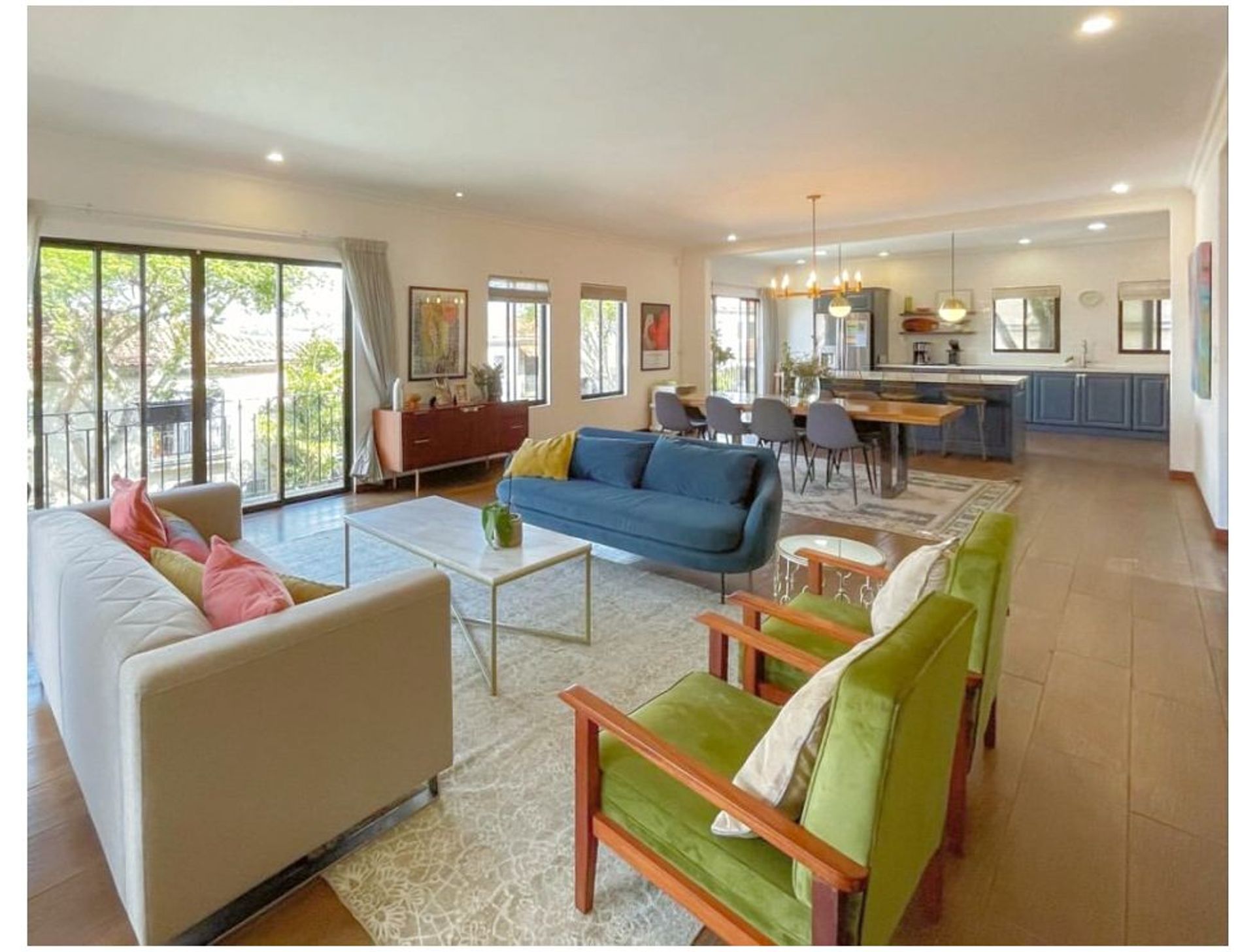 Welcome to this three-level residence in Cerro Alto, San Rafael de Escazú — a home where elegance, functionality, and exclusivit