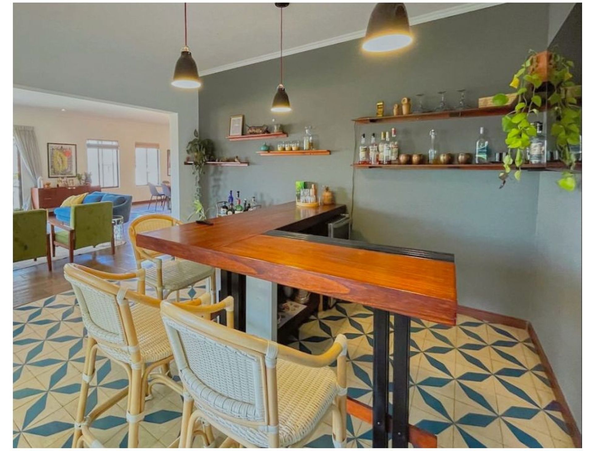 Welcome to this three-level residence in Cerro Alto, San Rafael de Escazú — a home where elegance, functionality, and exclusivit