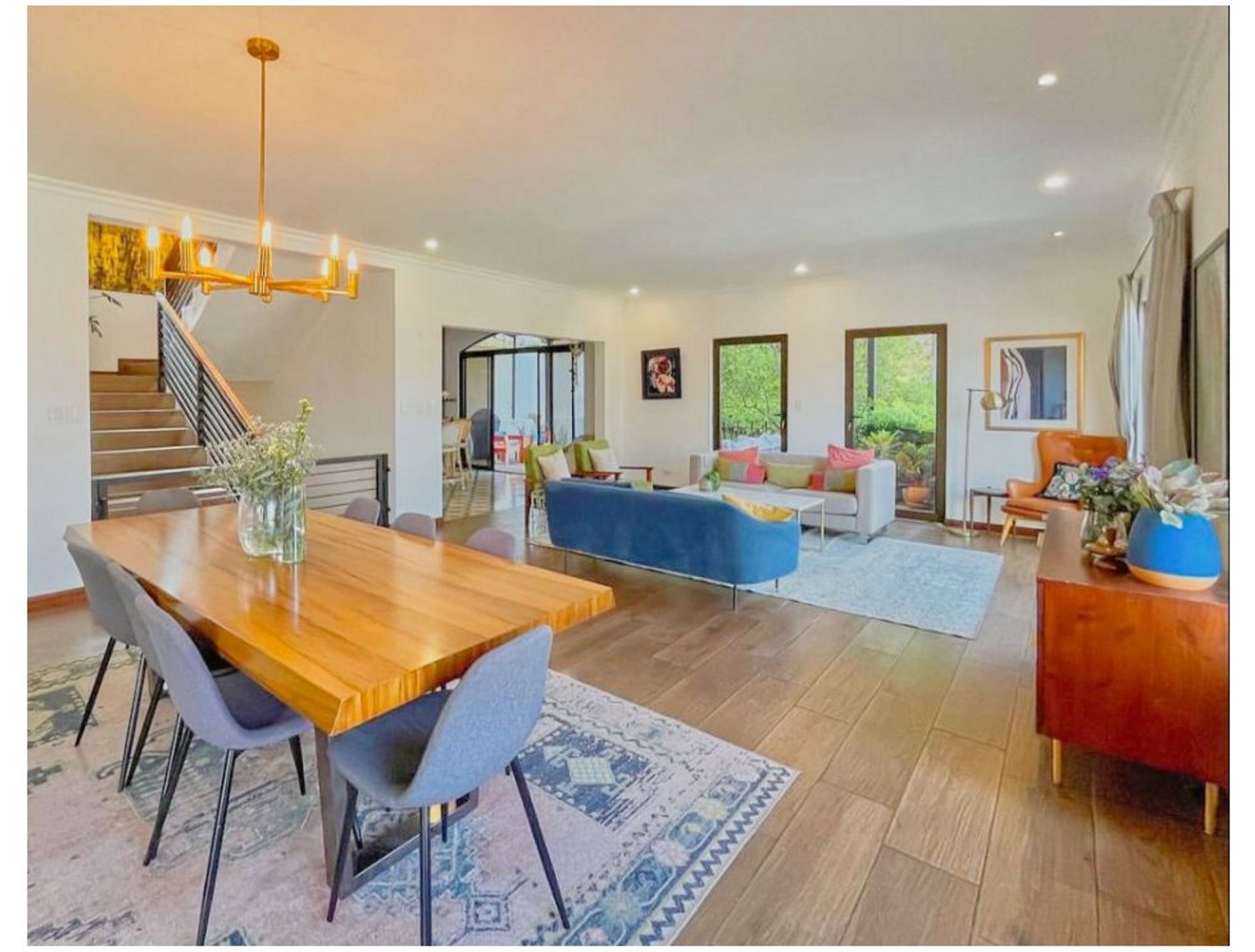 Welcome to this three-level residence in Cerro Alto, San Rafael de Escazú — a home where elegance, functionality, and exclusivit