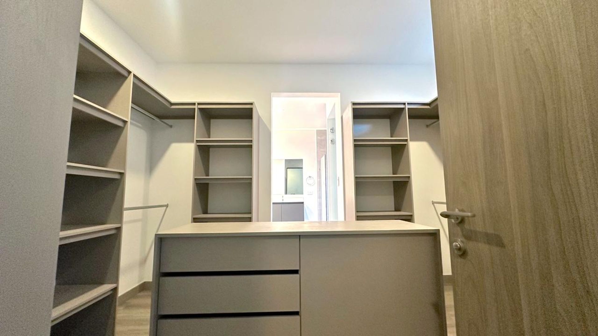 Latitud lindora 4 bedroom house for sale, venta de casa de casa de 4 habitaciones nueva en santa ana latitud lindora contemporar