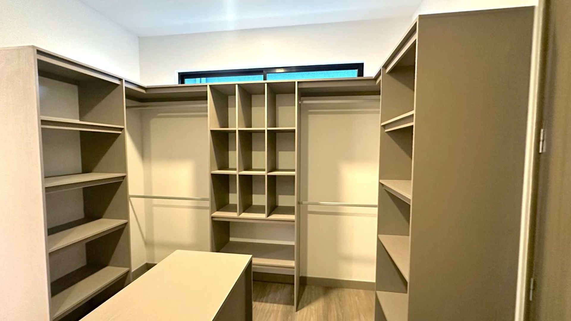 Latitud lindora 4 bedroom house for sale, venta de casa de casa de 4 habitaciones nueva en santa ana latitud lindora contemporar