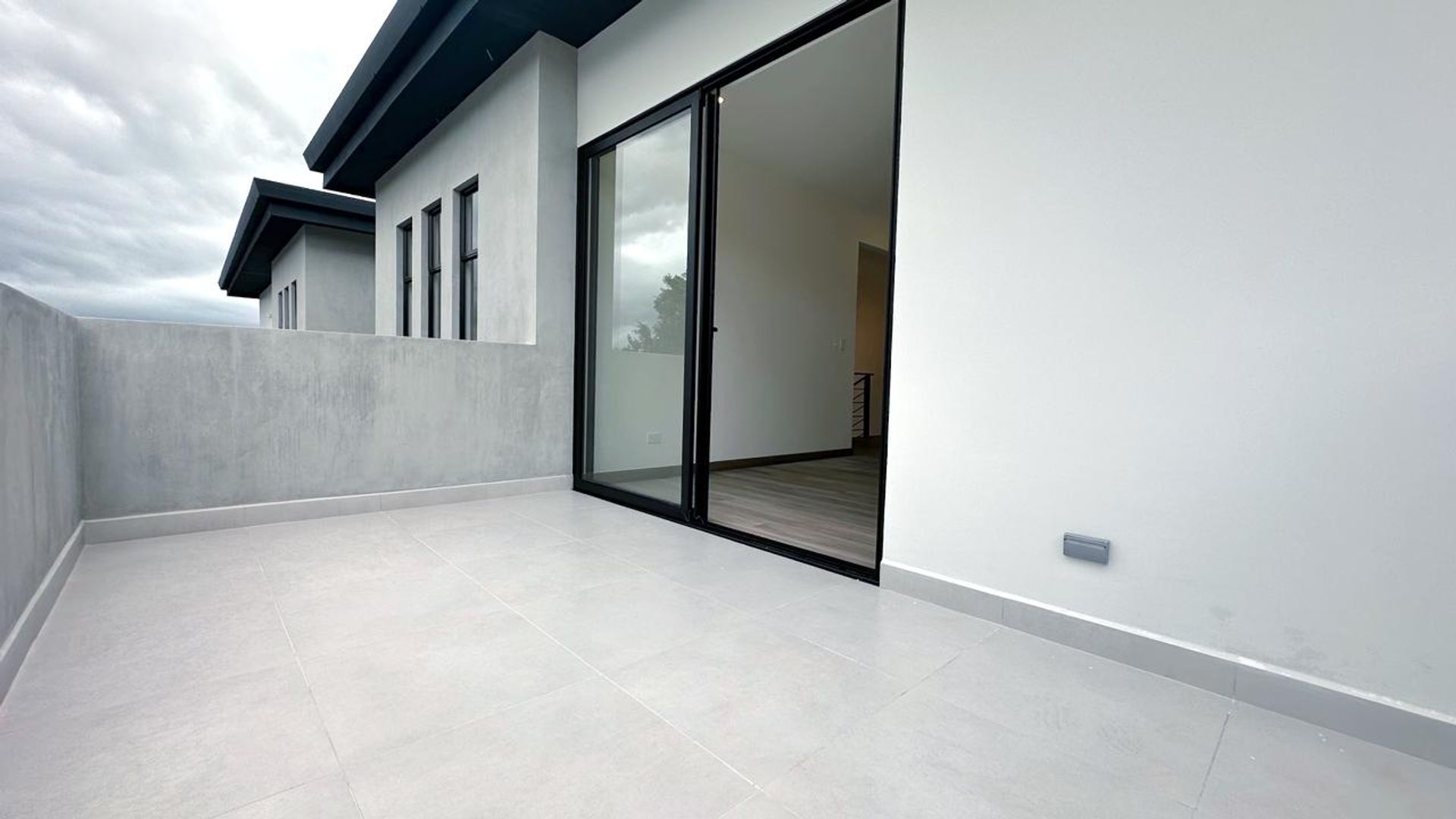 Latitud lindora 4 bedroom house for sale, venta de casa de casa de 4 habitaciones nueva en santa ana latitud lindora contemporar