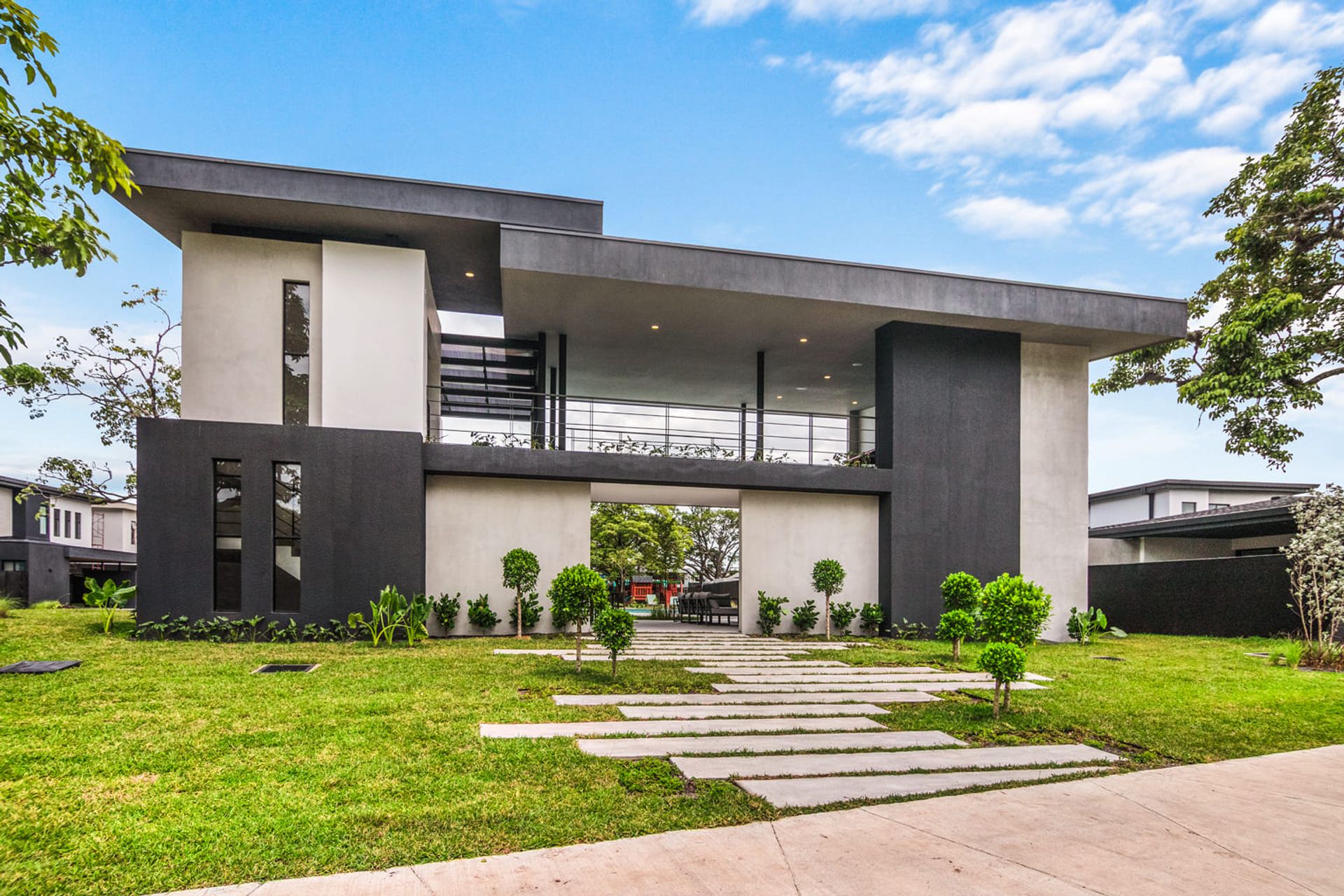 Latitud lindora 4 bedroom house for sale, venta de casa de casa de 4 habitaciones nueva en santa ana latitud lindora contemporar