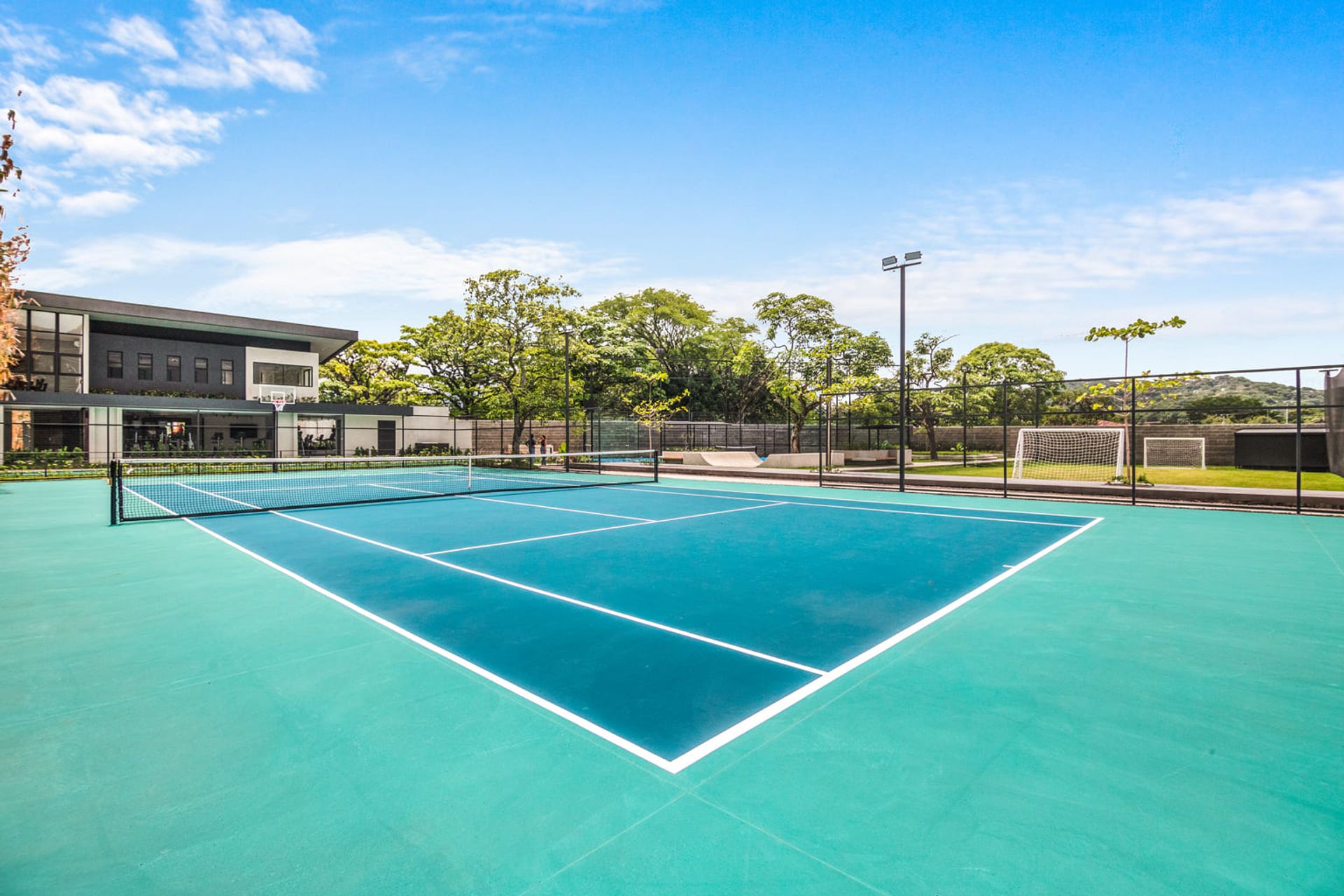 Latitud lindora 4 bedroom house for sale, venta de casa de casa de 4 habitaciones nueva en santa ana latitud lindora contemporar