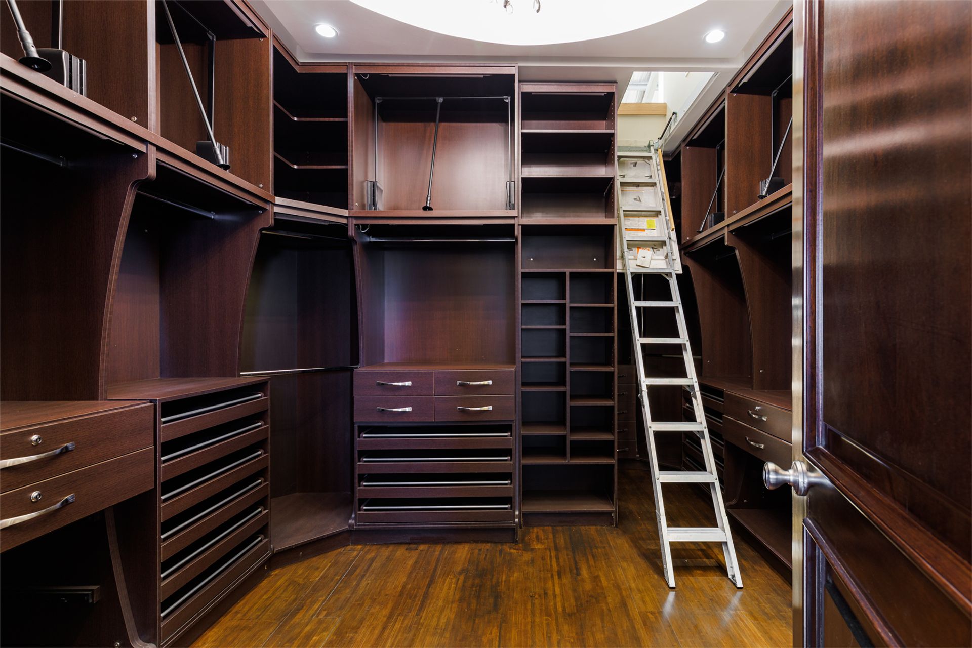 Master Bedroom walking closet
