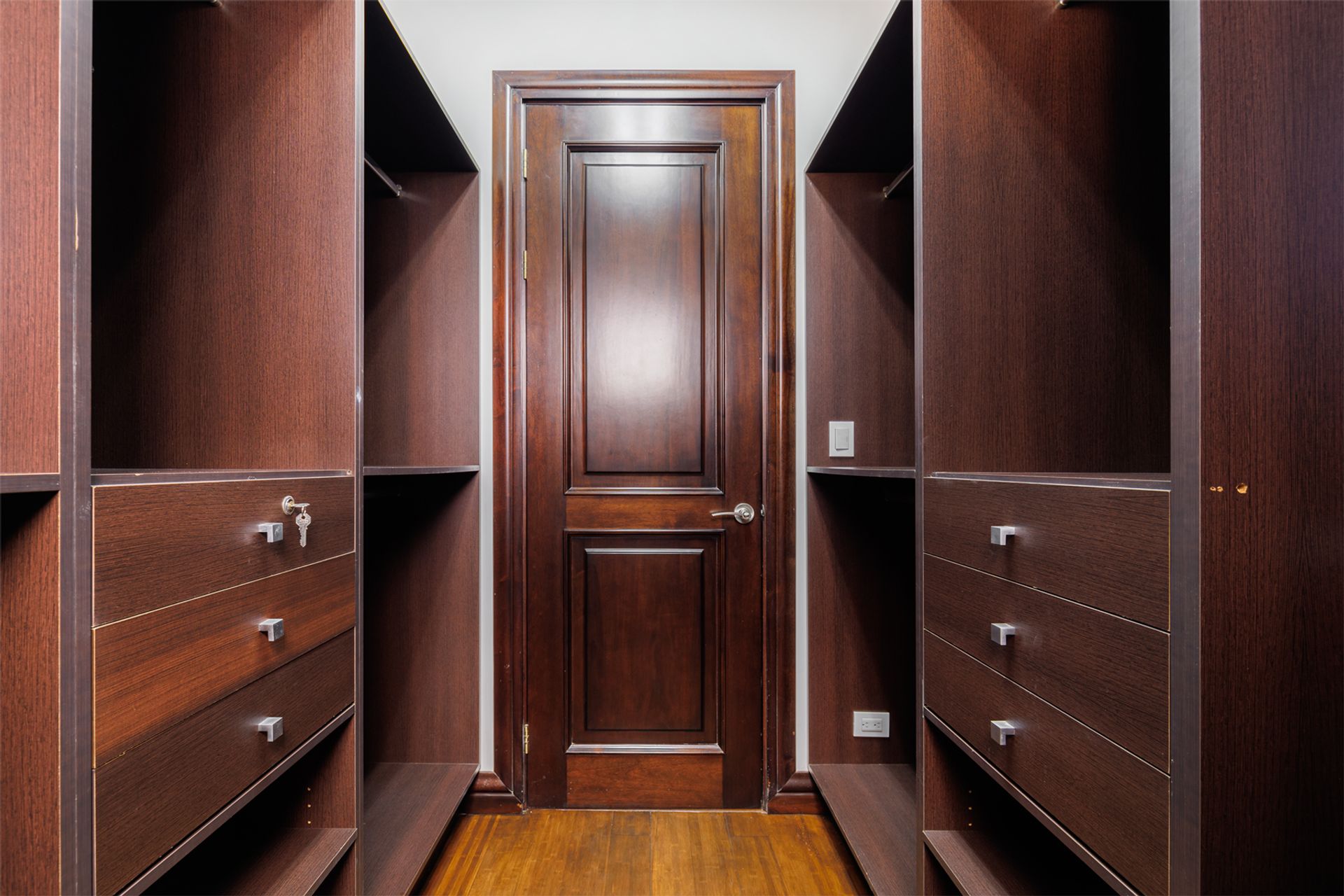 secondary room walking closet