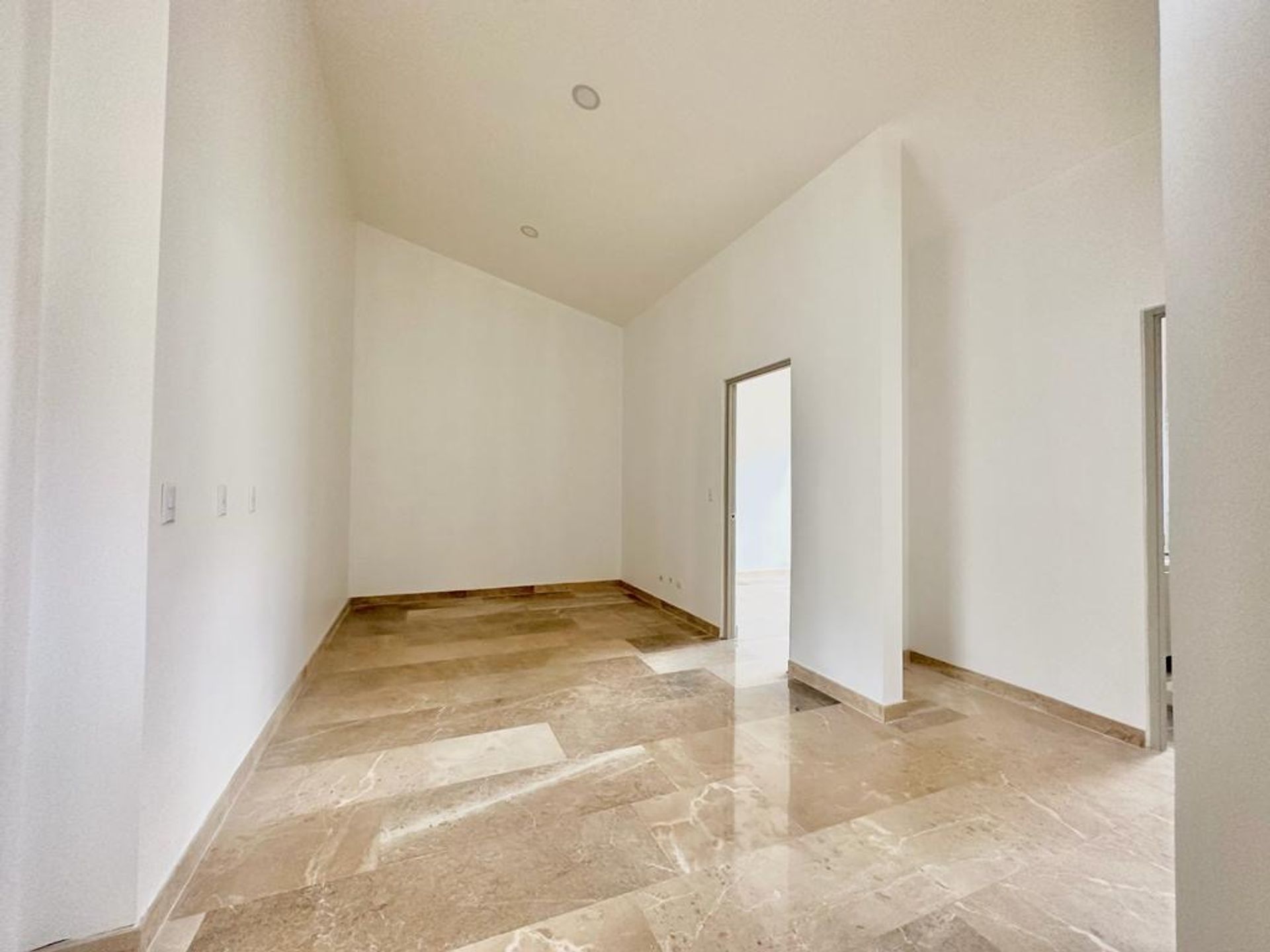 983093d6-bbd5-4a33-b5e1-d141aa2f9cc9