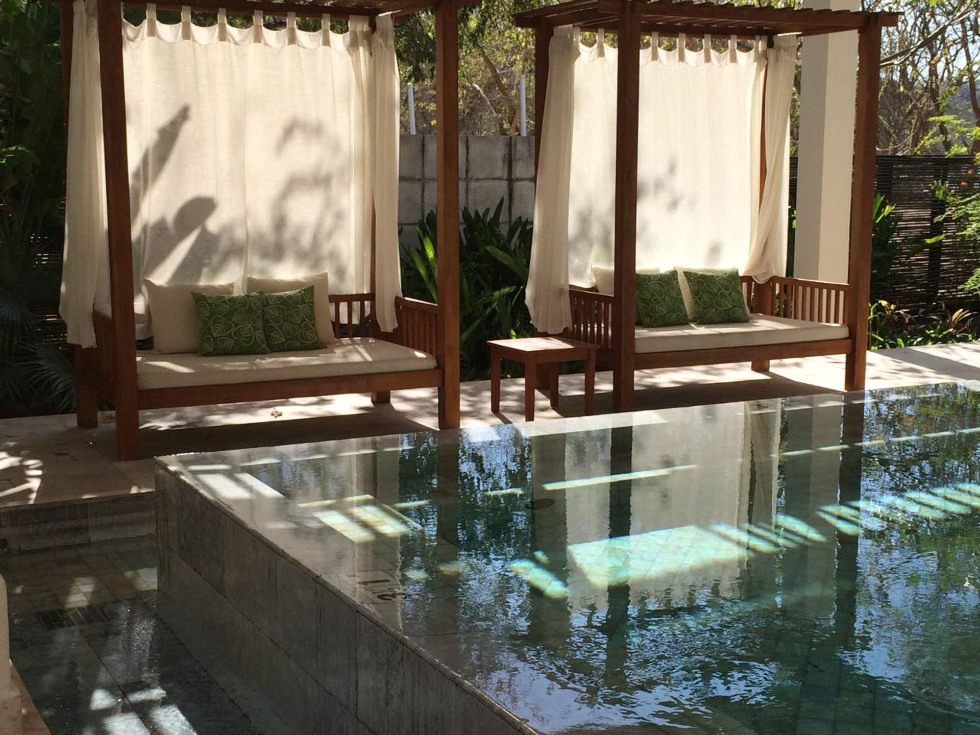 jacuzzi-area-beach-club-reserva-conchal-1