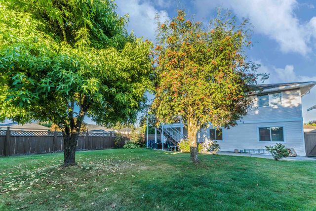 f865f2f8bb166e858f3d8d0f311e0883c937750c at 11697 Glenhurst Street