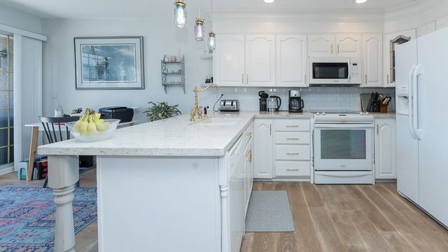 e1ad399ab50c49d646c5d4ff894884c6fcb58293 at 7 - 22488 116 Avenue