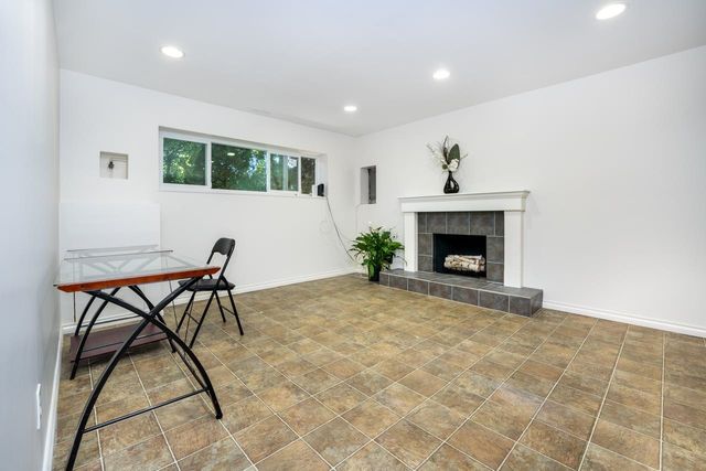 405ba47805c3cf1ac30c7c11fb9bba64ee36e422 at 7795 Falcon Crescent