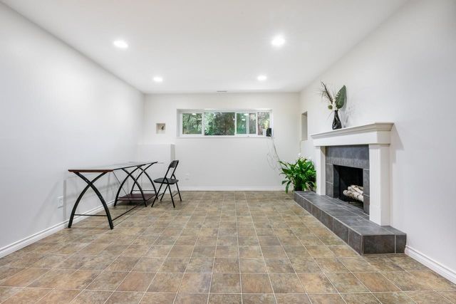 556e545d79d5beab20b886300d9e2016cac4920a at 7795 Falcon Crescent