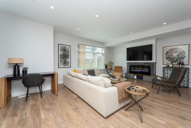 e7d40dd906e197ae933cee5e37742587c64fc7a3 at 14 - 33209 Cherry Avenue