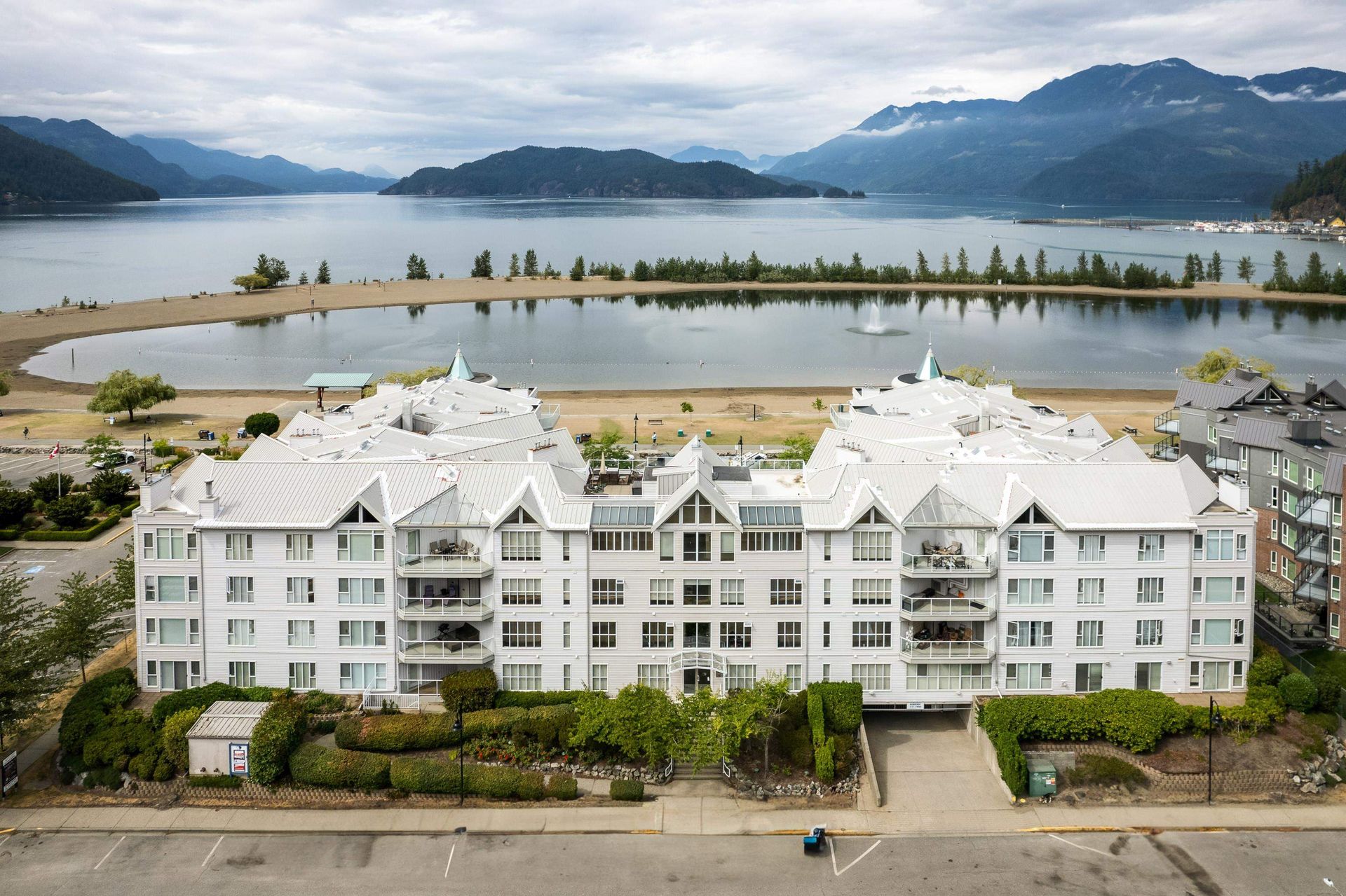 404 - 328 Esplanade Avenue