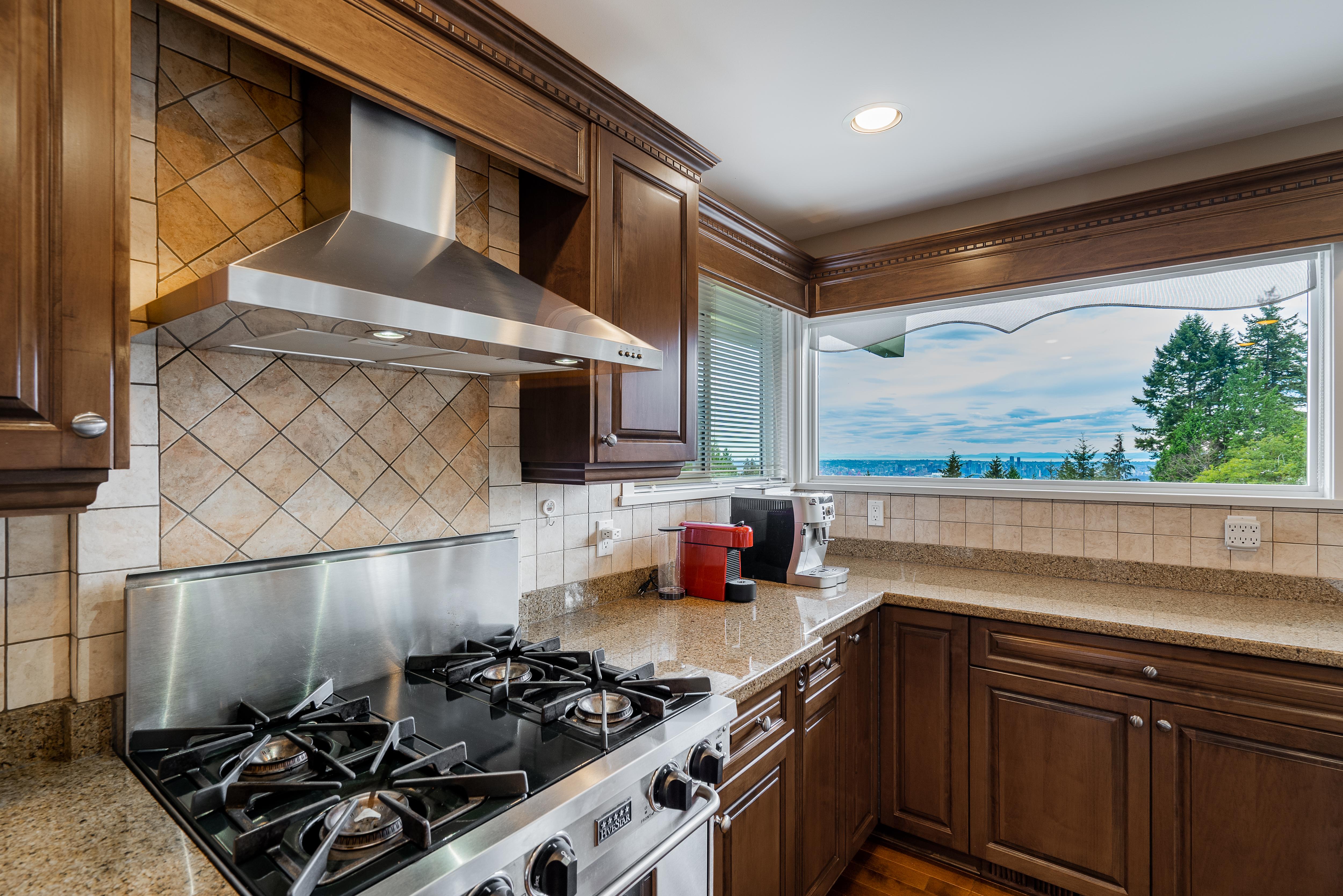 4433 Starlight Way, Upper Delbrook, North Vancouver 2